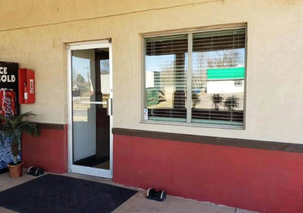 Facade/entrance in Executive Inn Woodward
