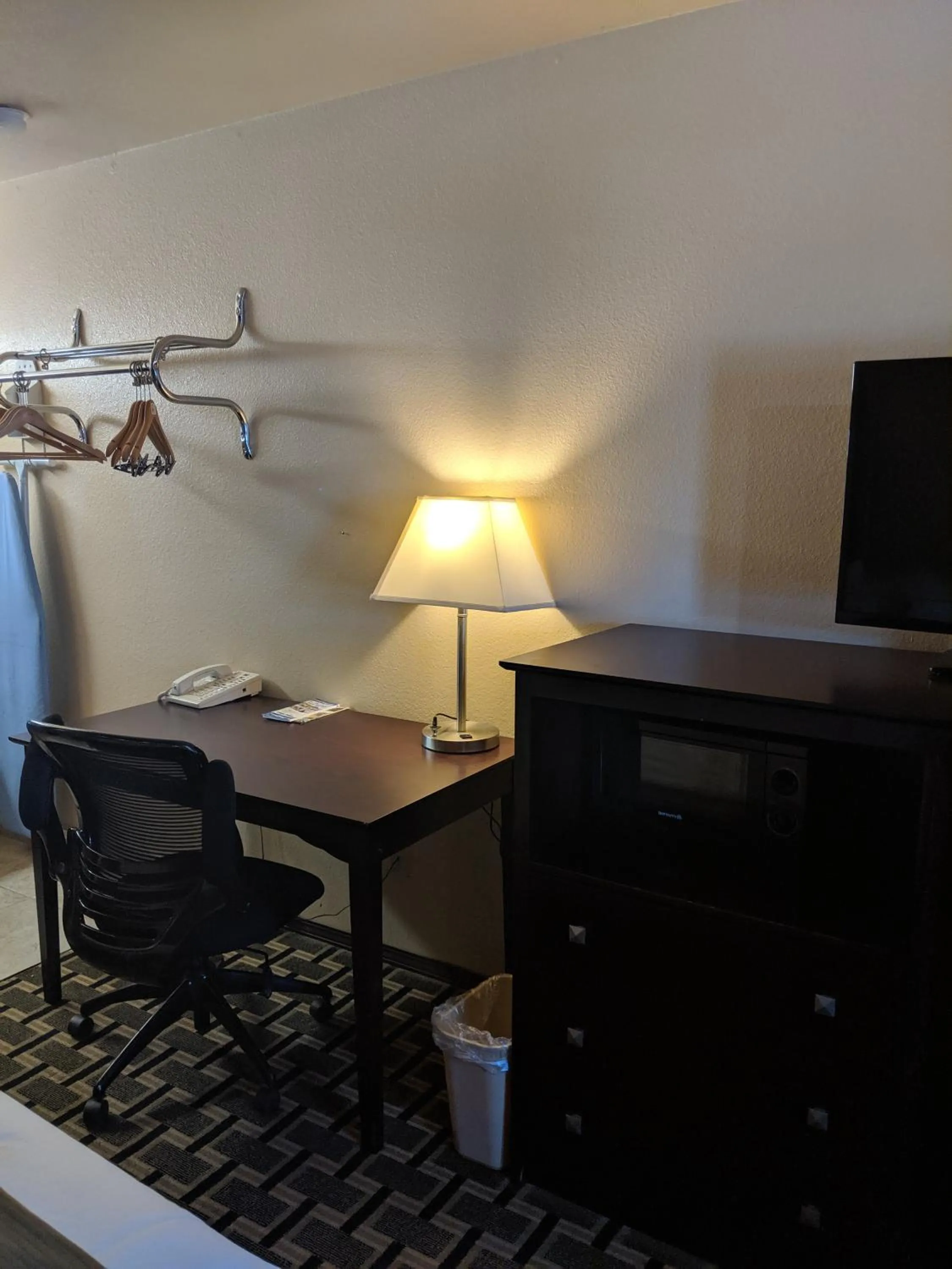 TV and multimedia in Executive Inn Woodward