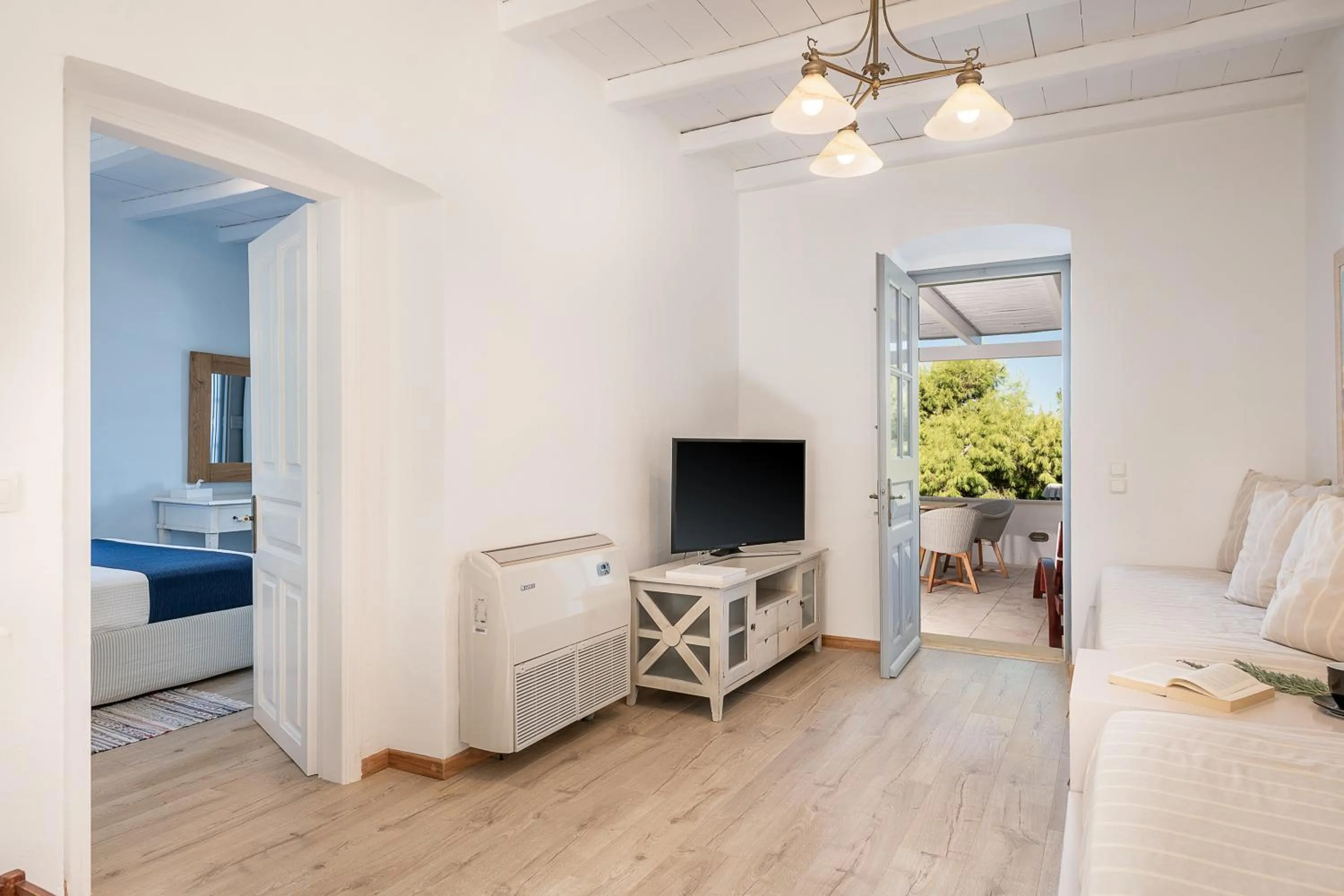 Living room, Bed in Bellevalia Hydra