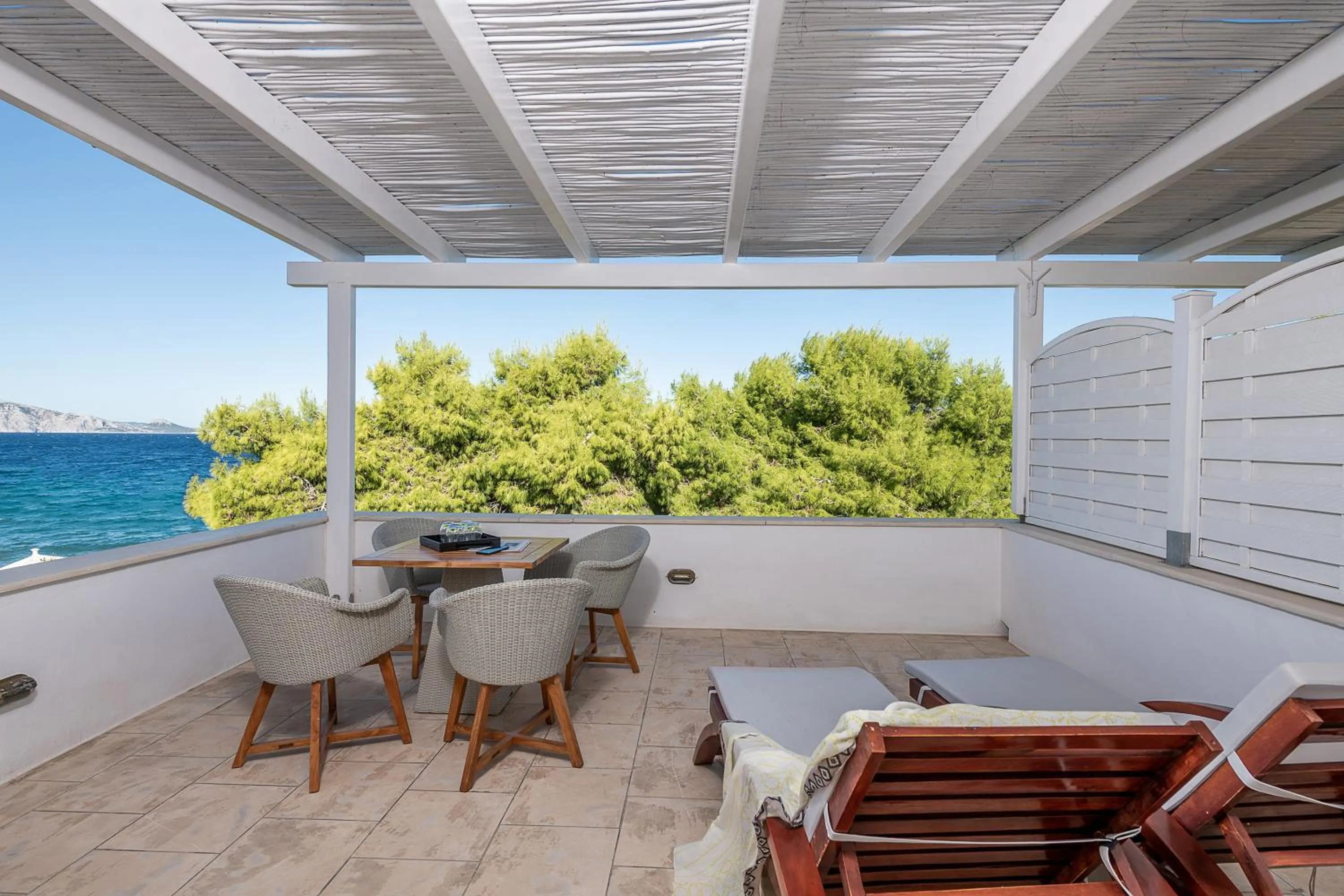 Patio in Bellevalia Hydra