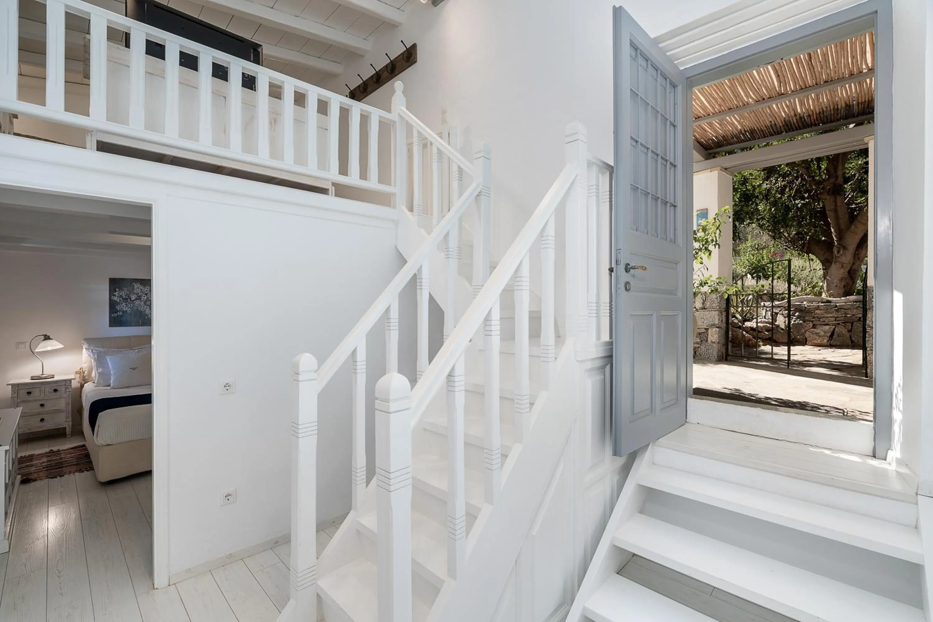 Facade/entrance in Bellevalia Hydra