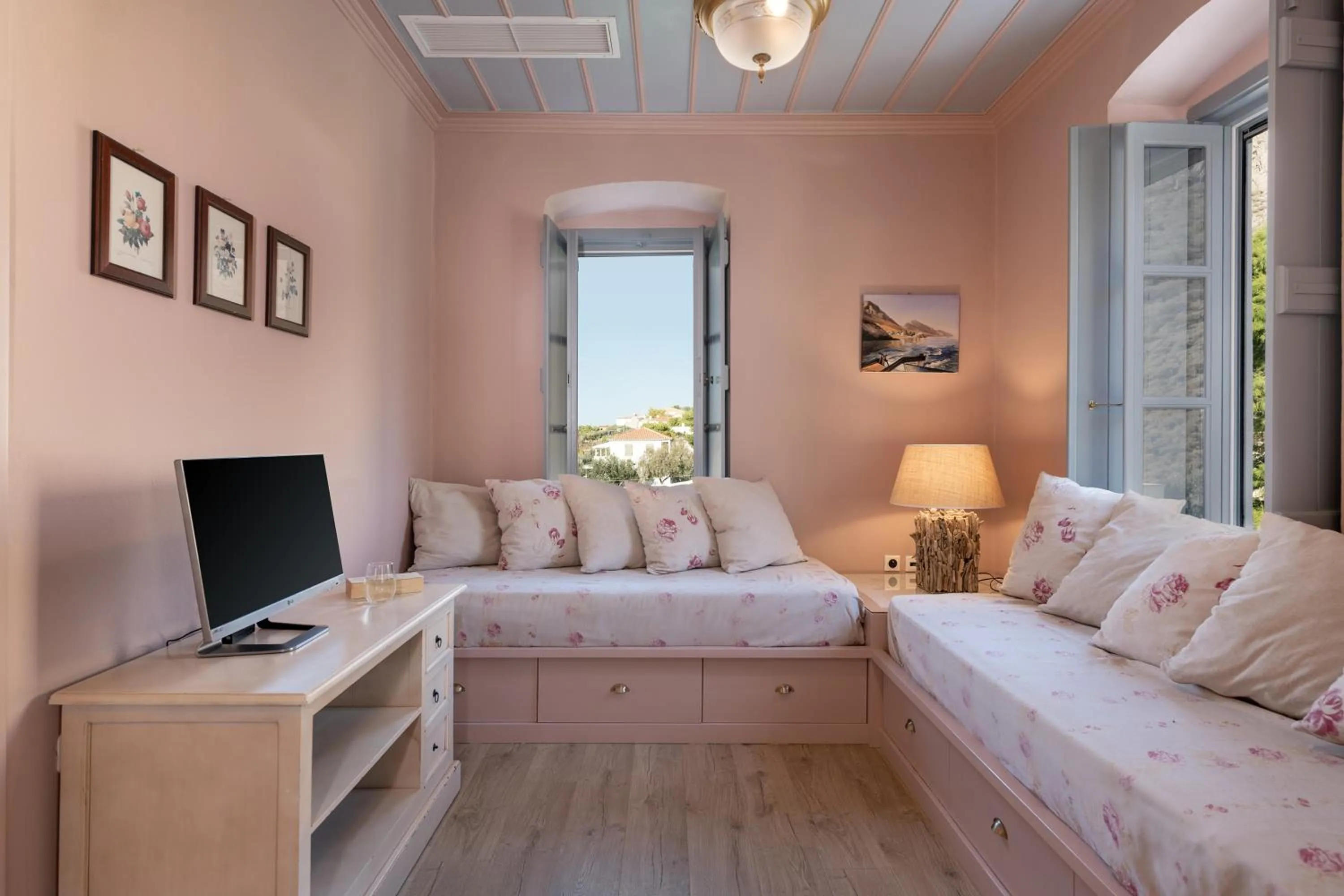 Living room, Bed in Bellevalia Hydra