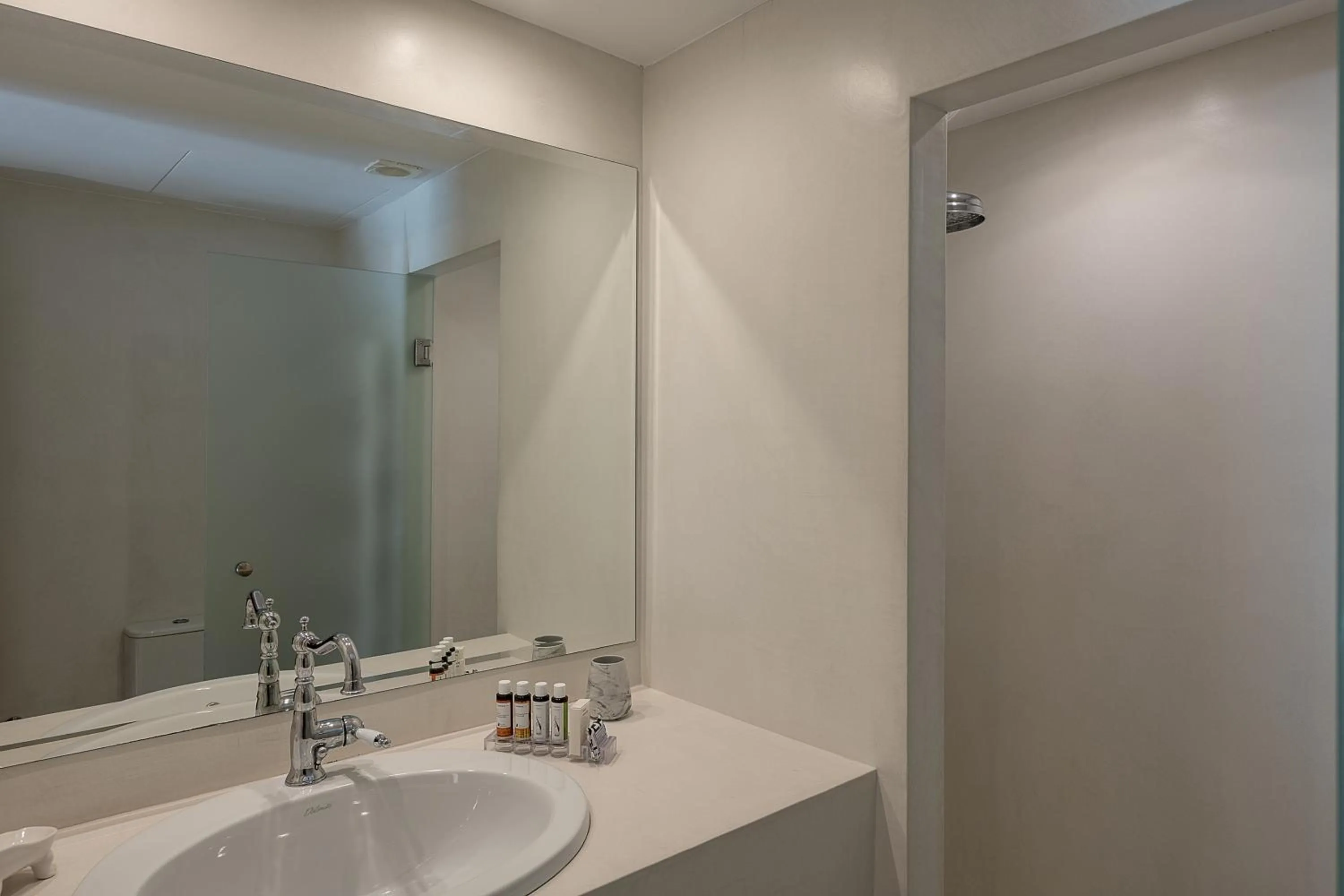 Shower in Bellevalia Hydra