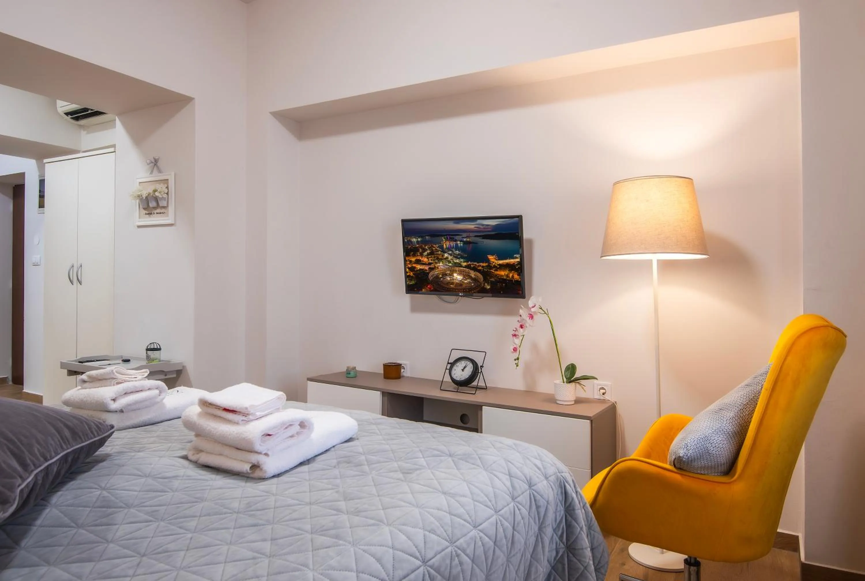 Photo of the whole room, Bed in D&A Amphitheatre Apartments with free parking