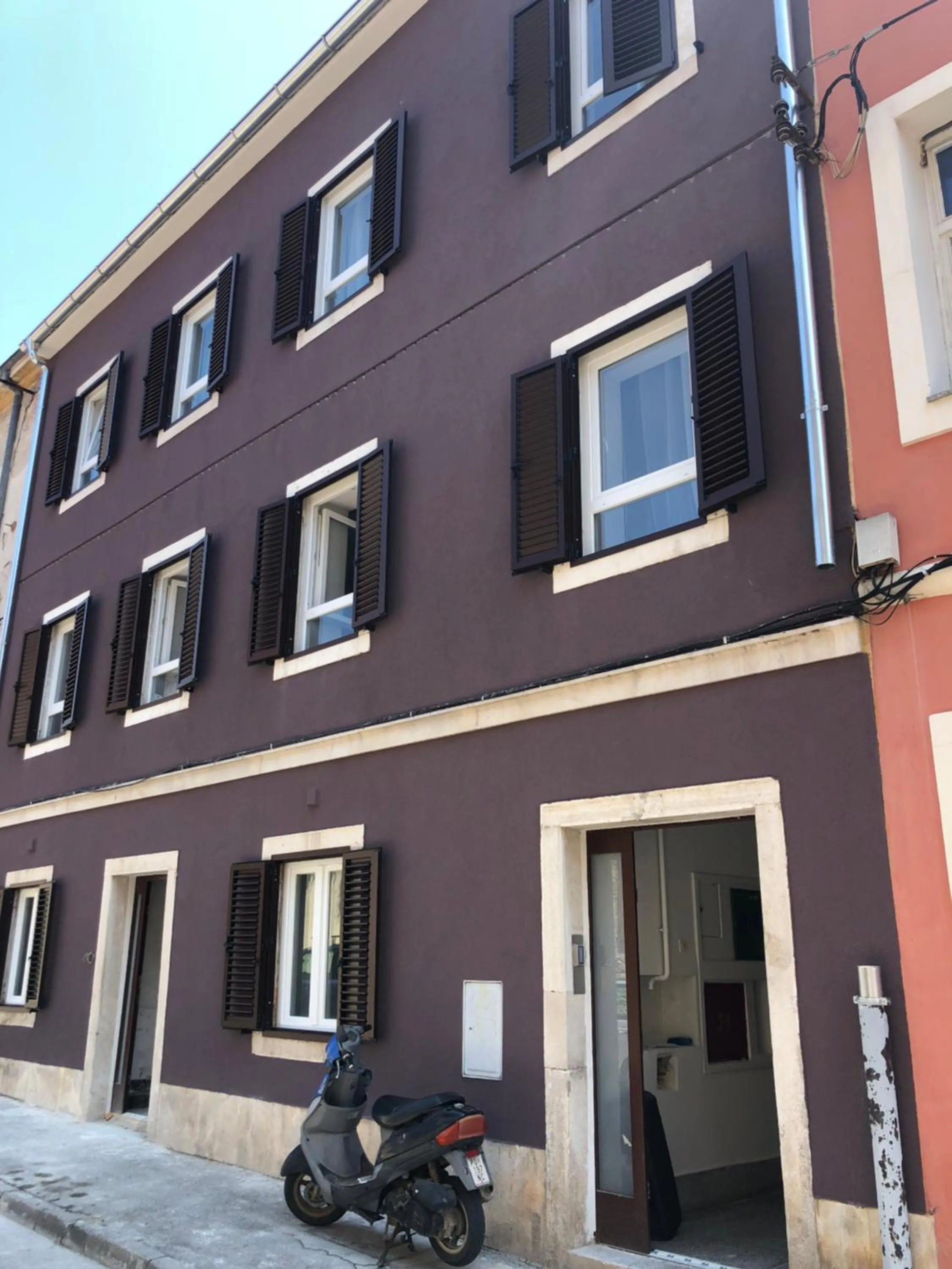 Facade/entrance in D&A Amphitheatre Apartments with free parking