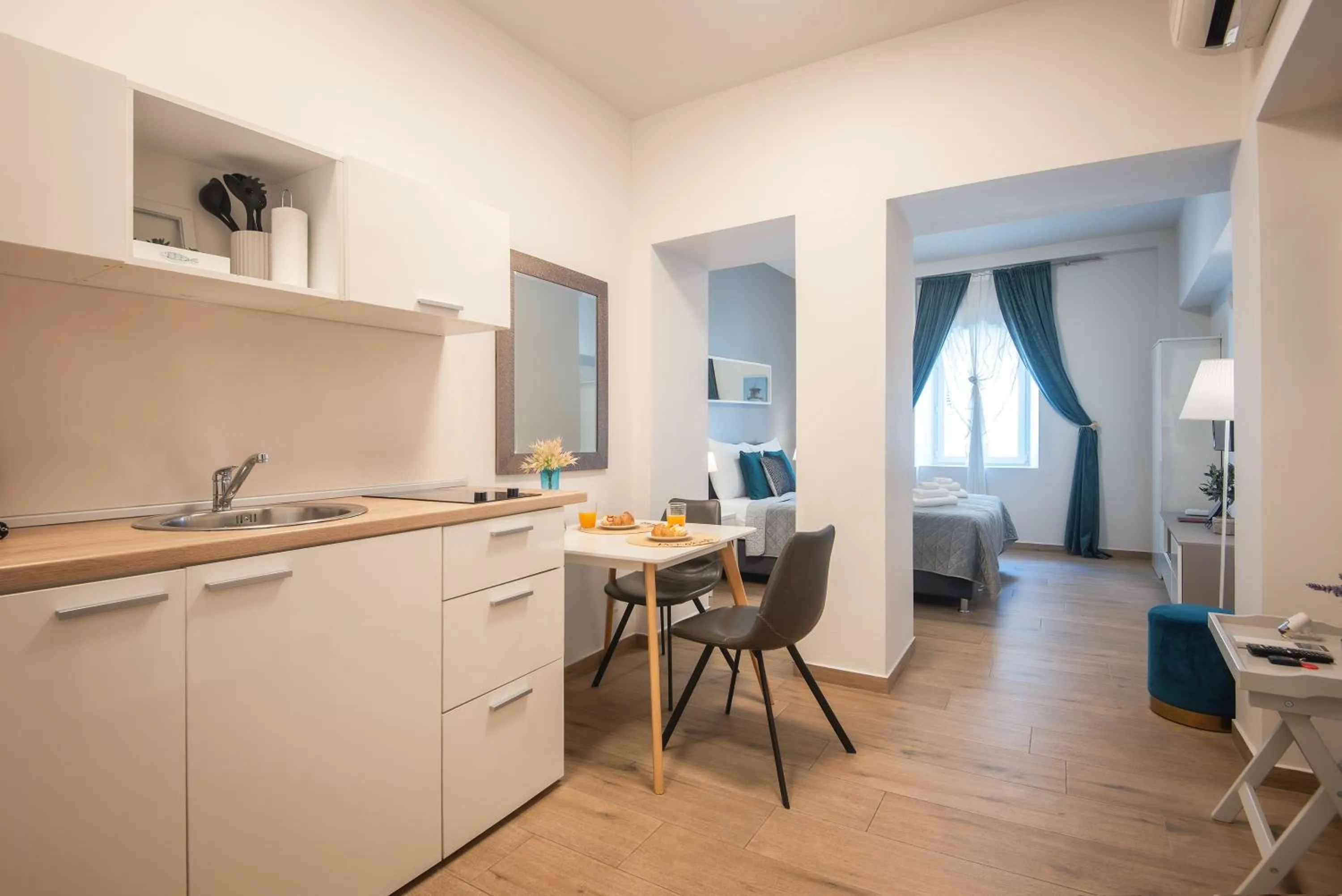 kitchen in D&A Amphitheatre Apartments with free parking