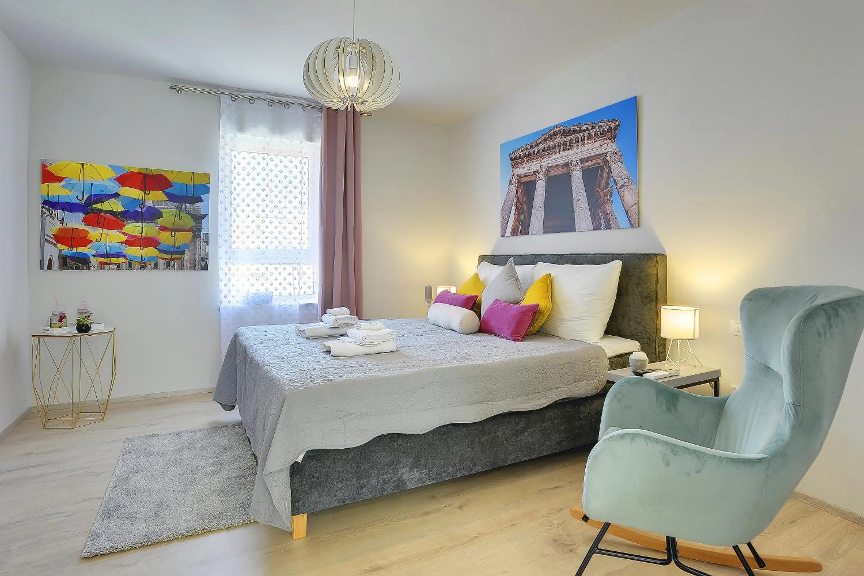 Seating area, Bed in D&A Amphitheatre Apartments with free parking