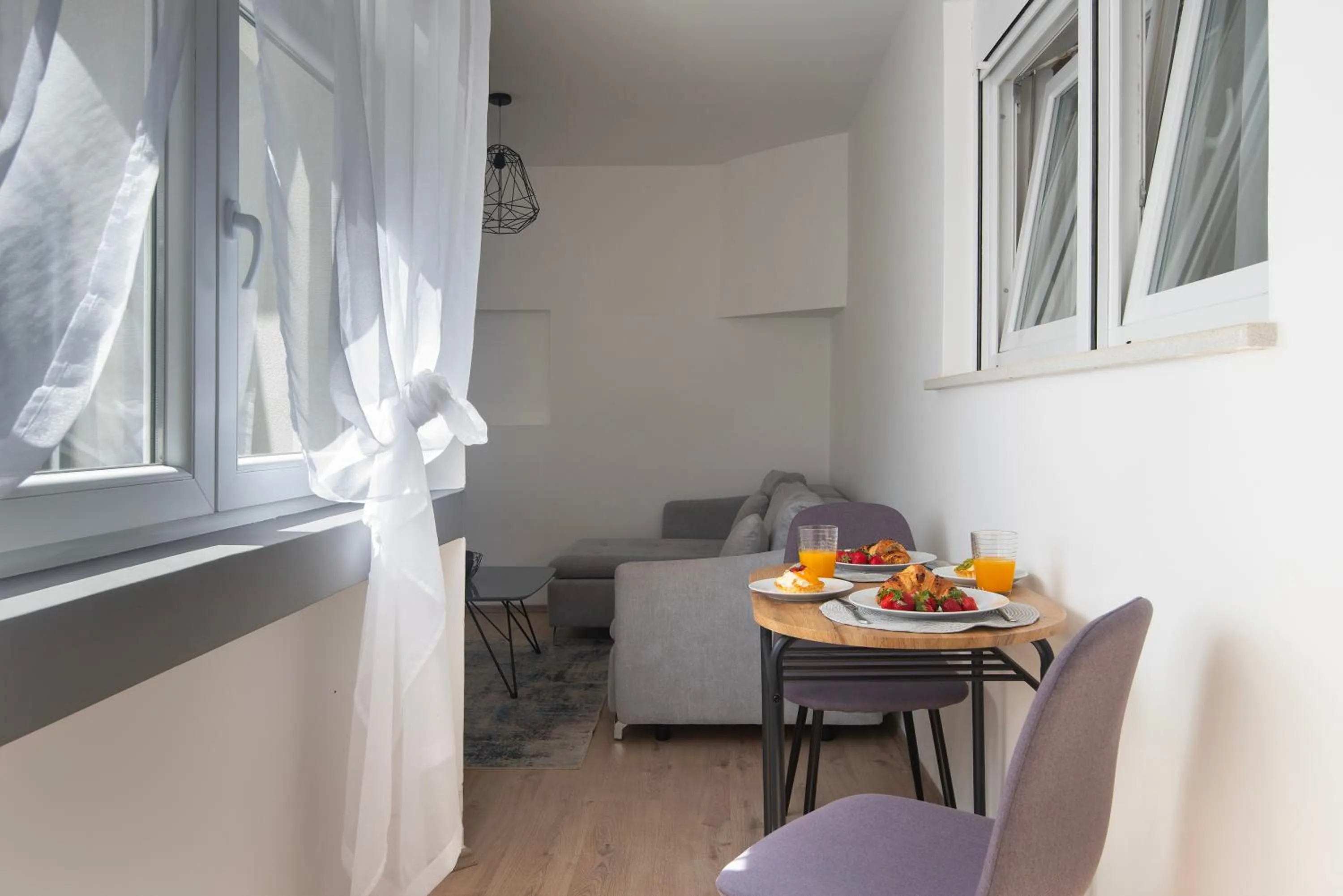 Dining area in D&A Amphitheatre Apartments with free parking