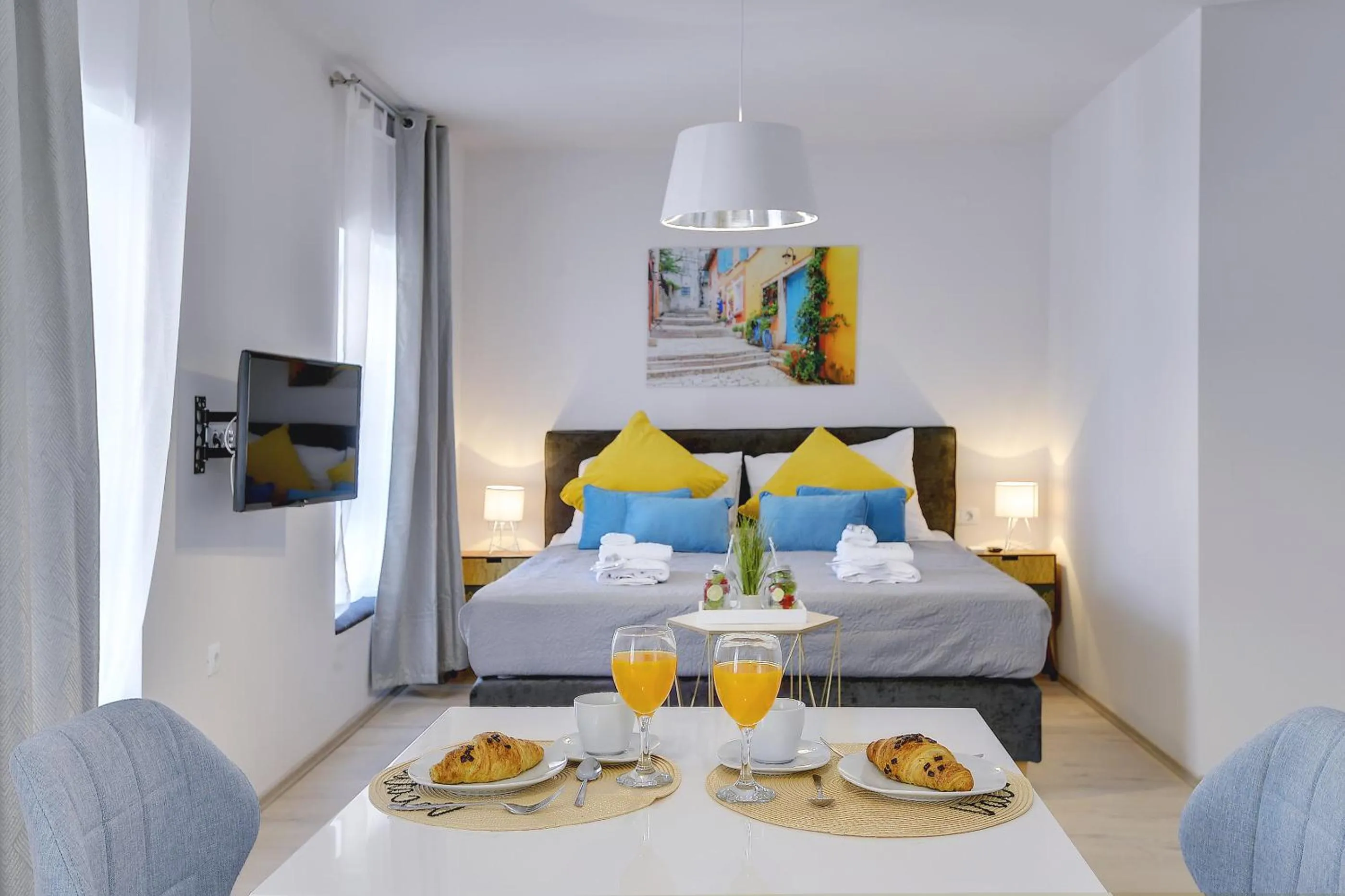 Dining area, Bed in D&A Amphitheatre Apartments with free parking