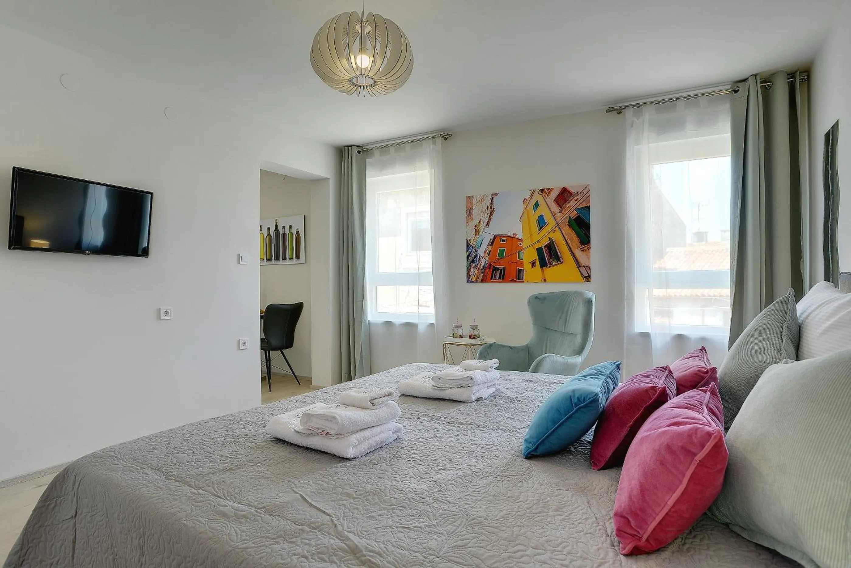 Bedroom, Bed in D&A Amphitheatre Apartments with free parking