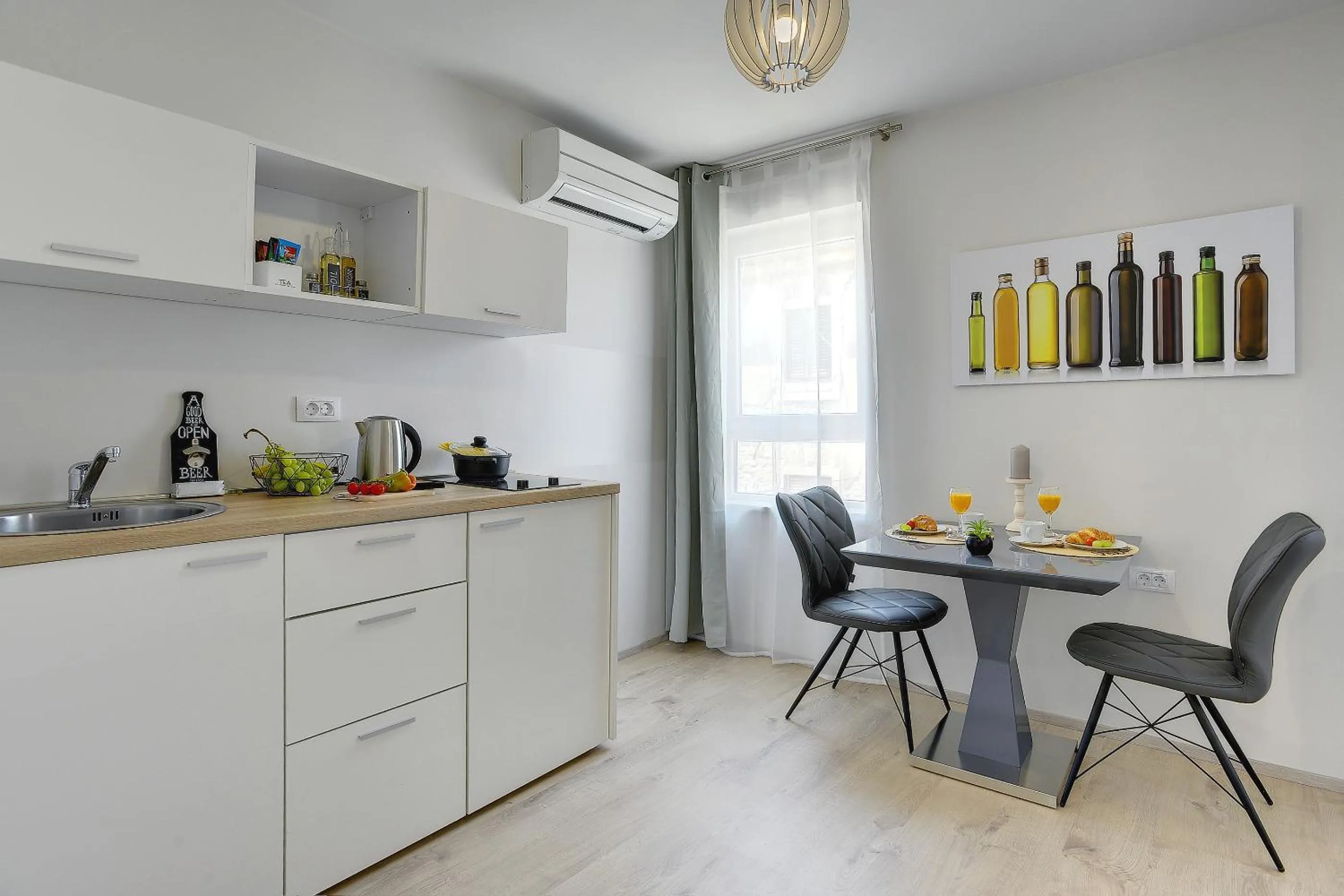 Kitchen or kitchenette in D&A Amphitheatre Apartments with free parking