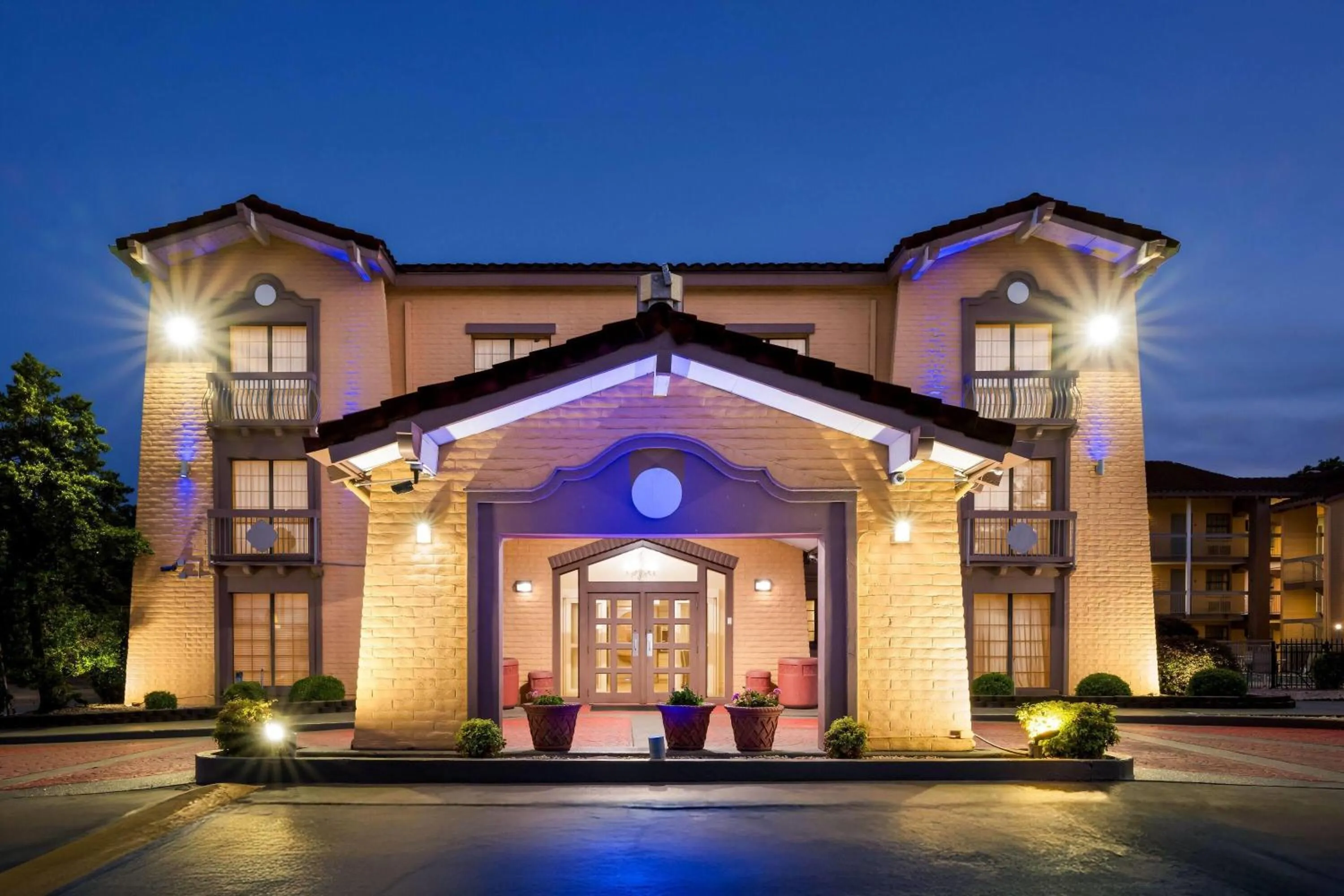 Property building in Days Inn by Wyndham Birmingham/West