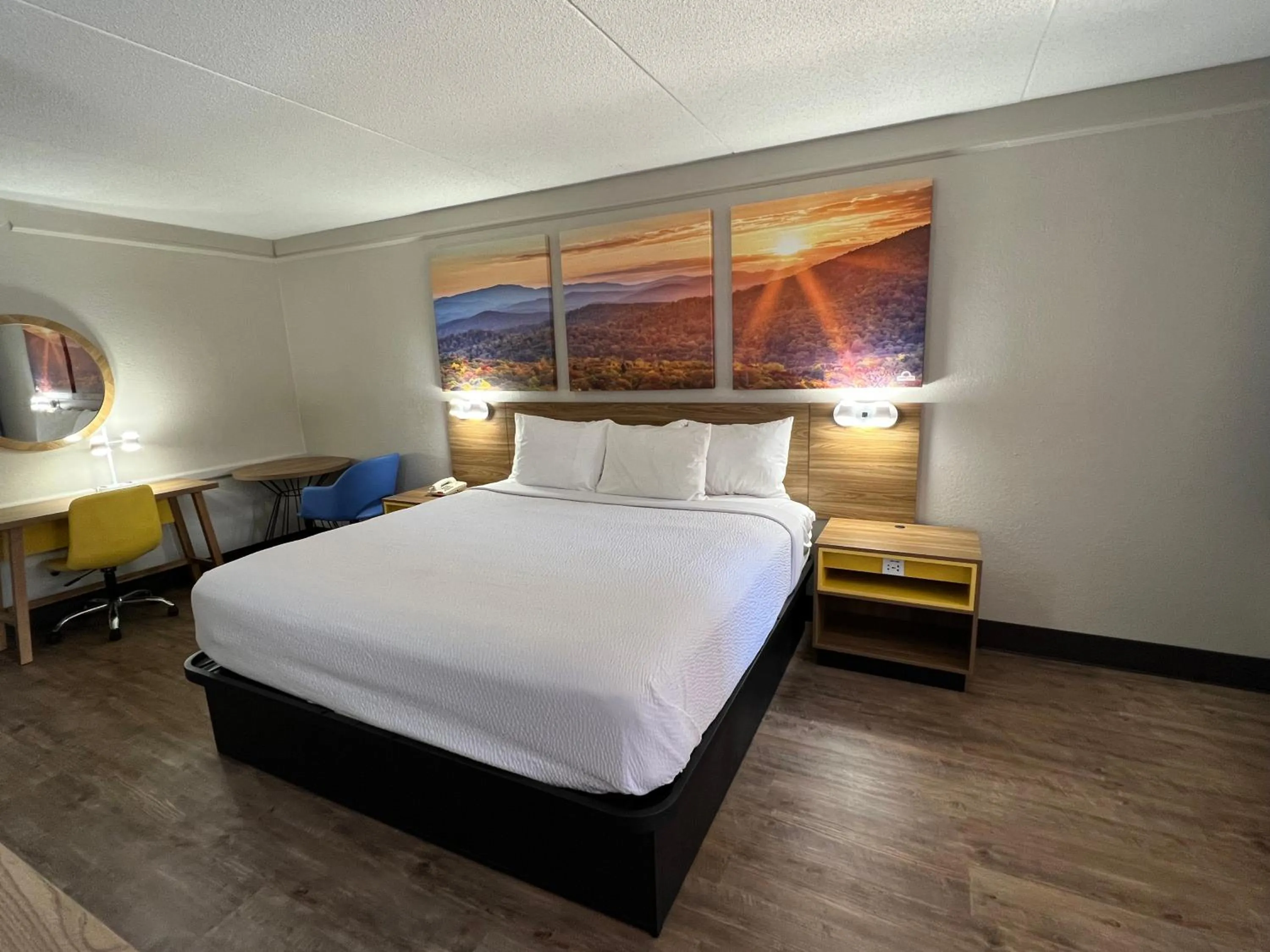 Bedroom, Bed in Days Inn by Wyndham Birmingham/West