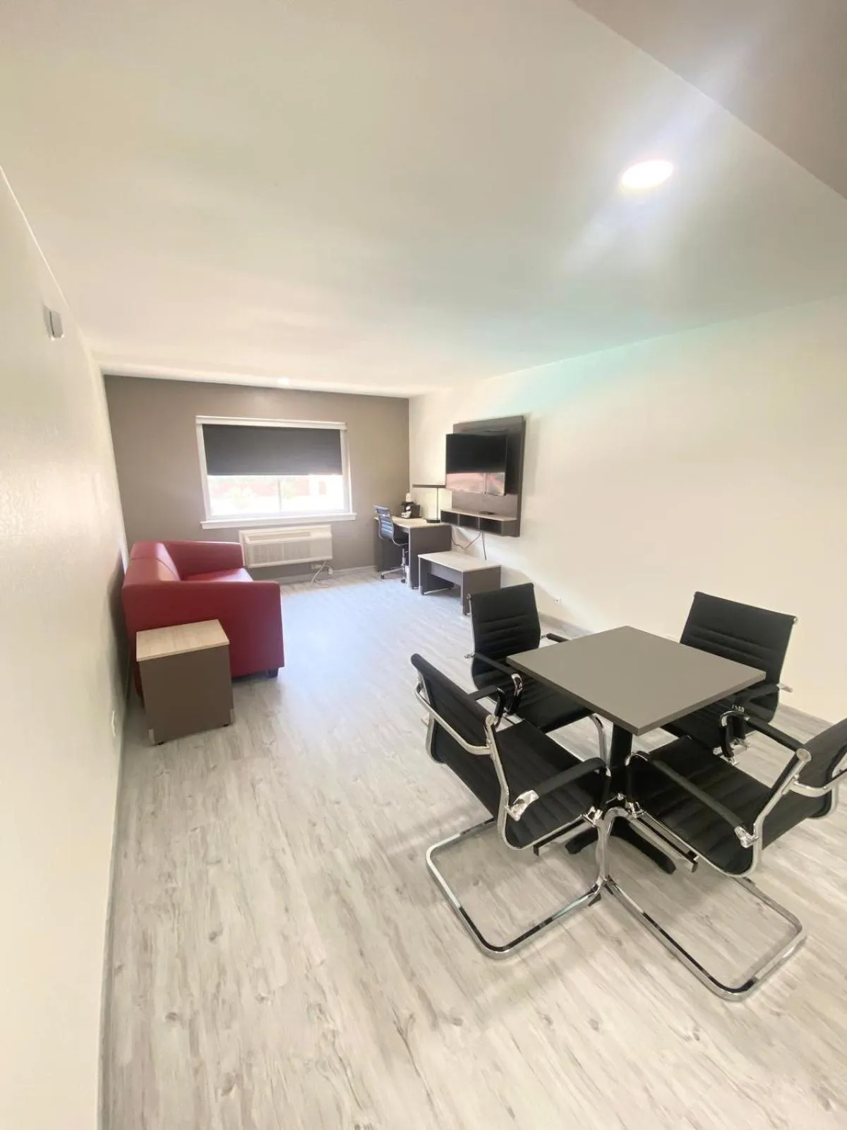 TV and multimedia in Ramada by Wyndham Tuscaloosa