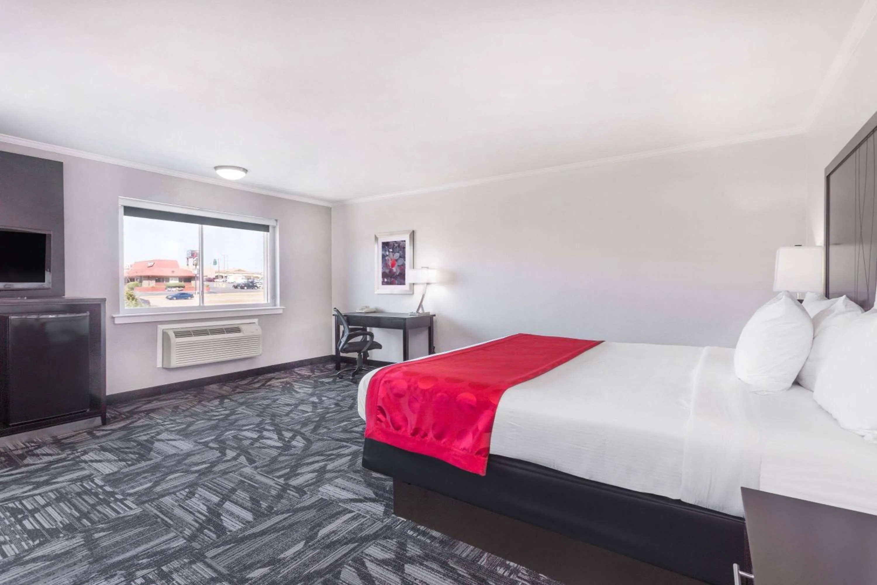 Photo of the whole room, Bed in Ramada by Wyndham Tuscaloosa