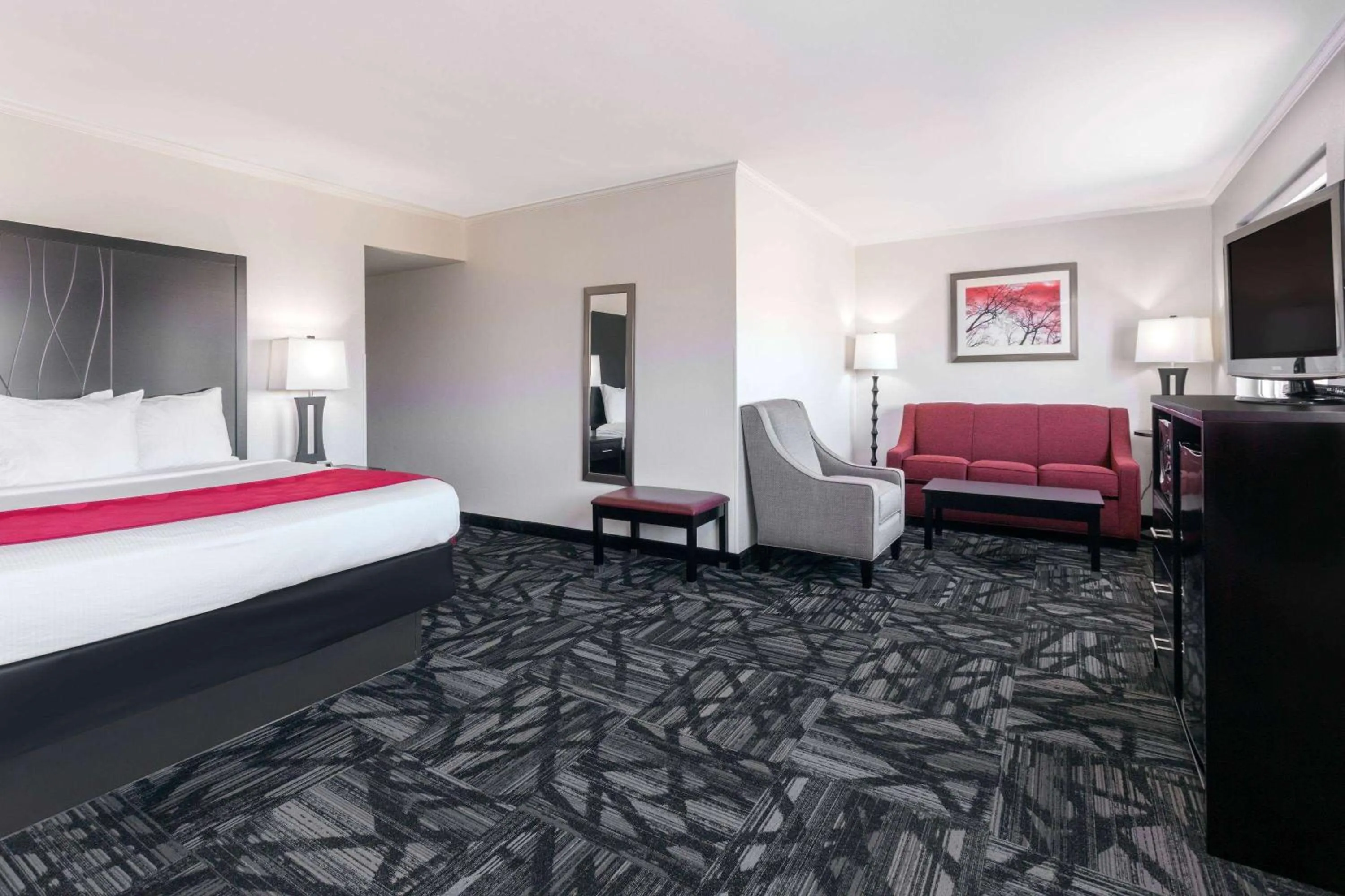 Photo of the whole room, Bed in Ramada by Wyndham Tuscaloosa