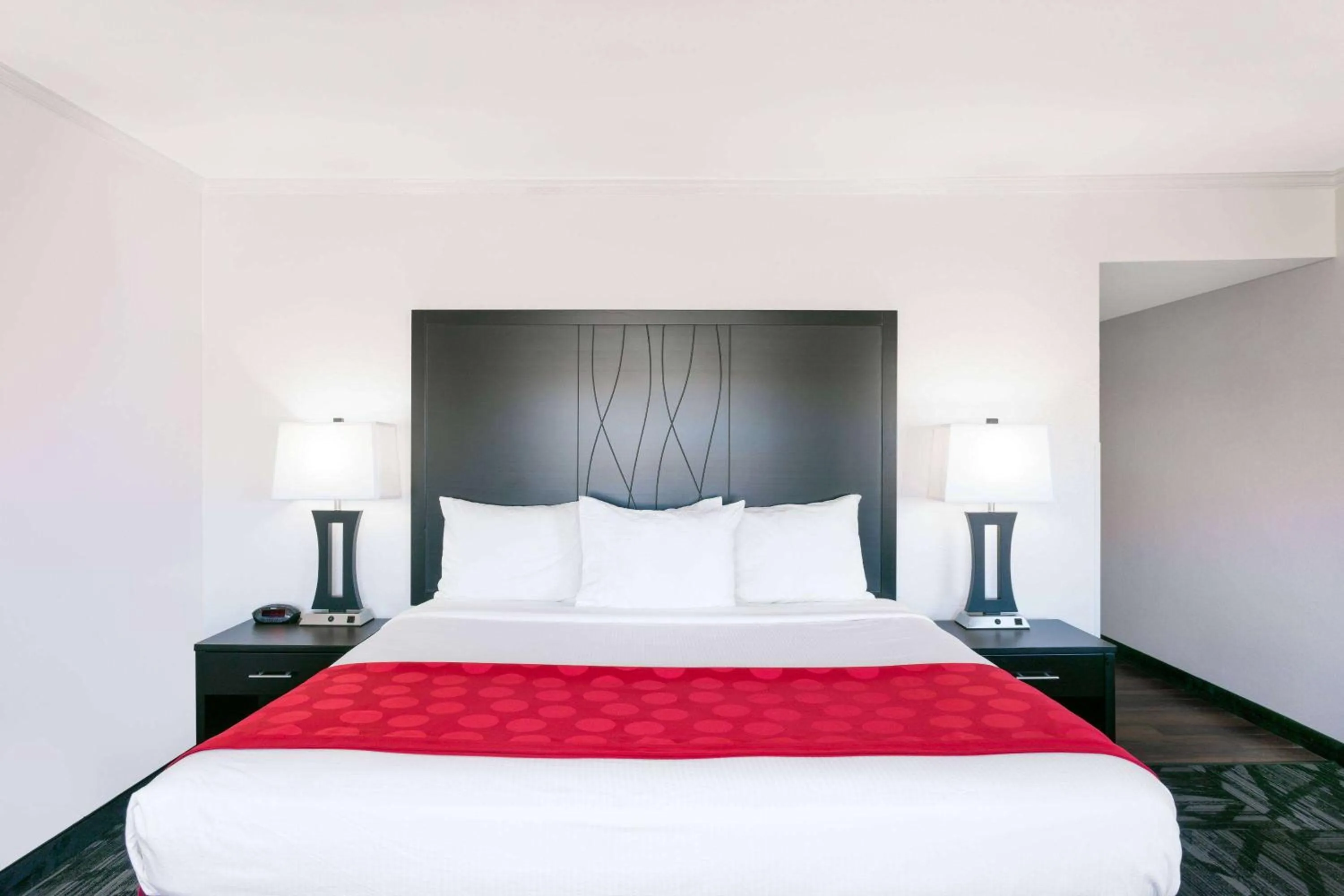 Photo of the whole room, Bed in Ramada by Wyndham Tuscaloosa