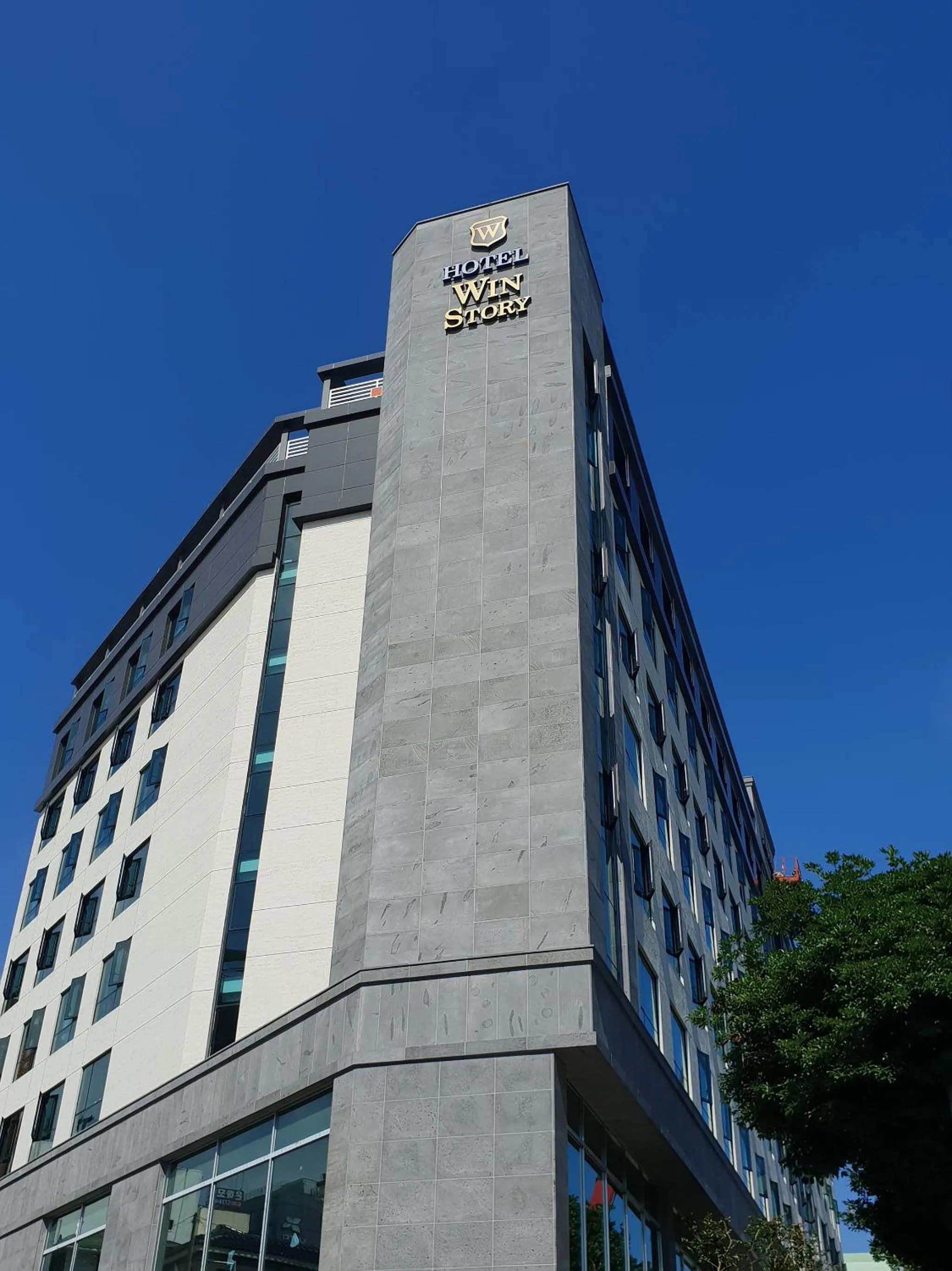 Property building in Hotel Winstory