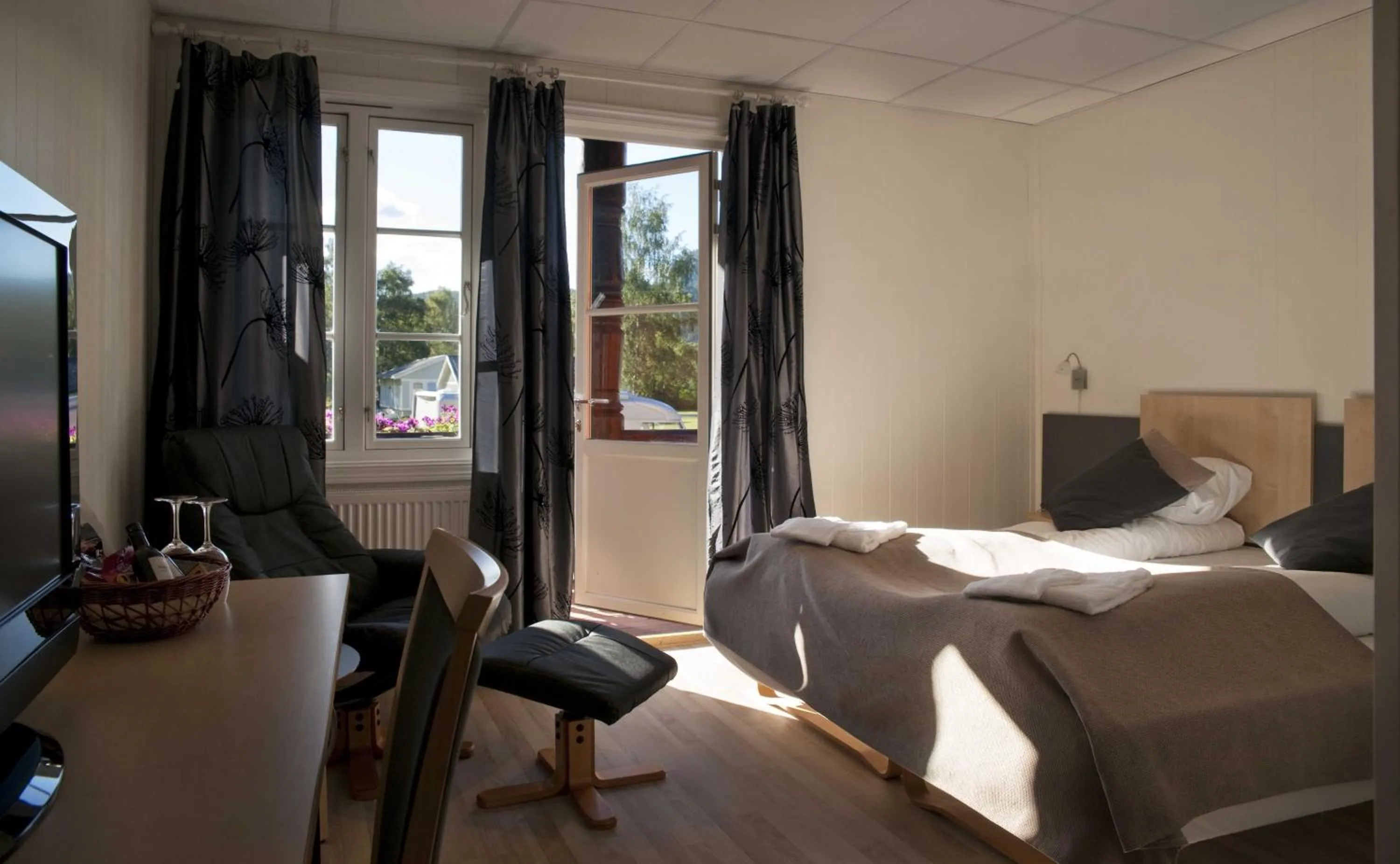 Photo of the whole room, Bed in Sølvgarden Hotel