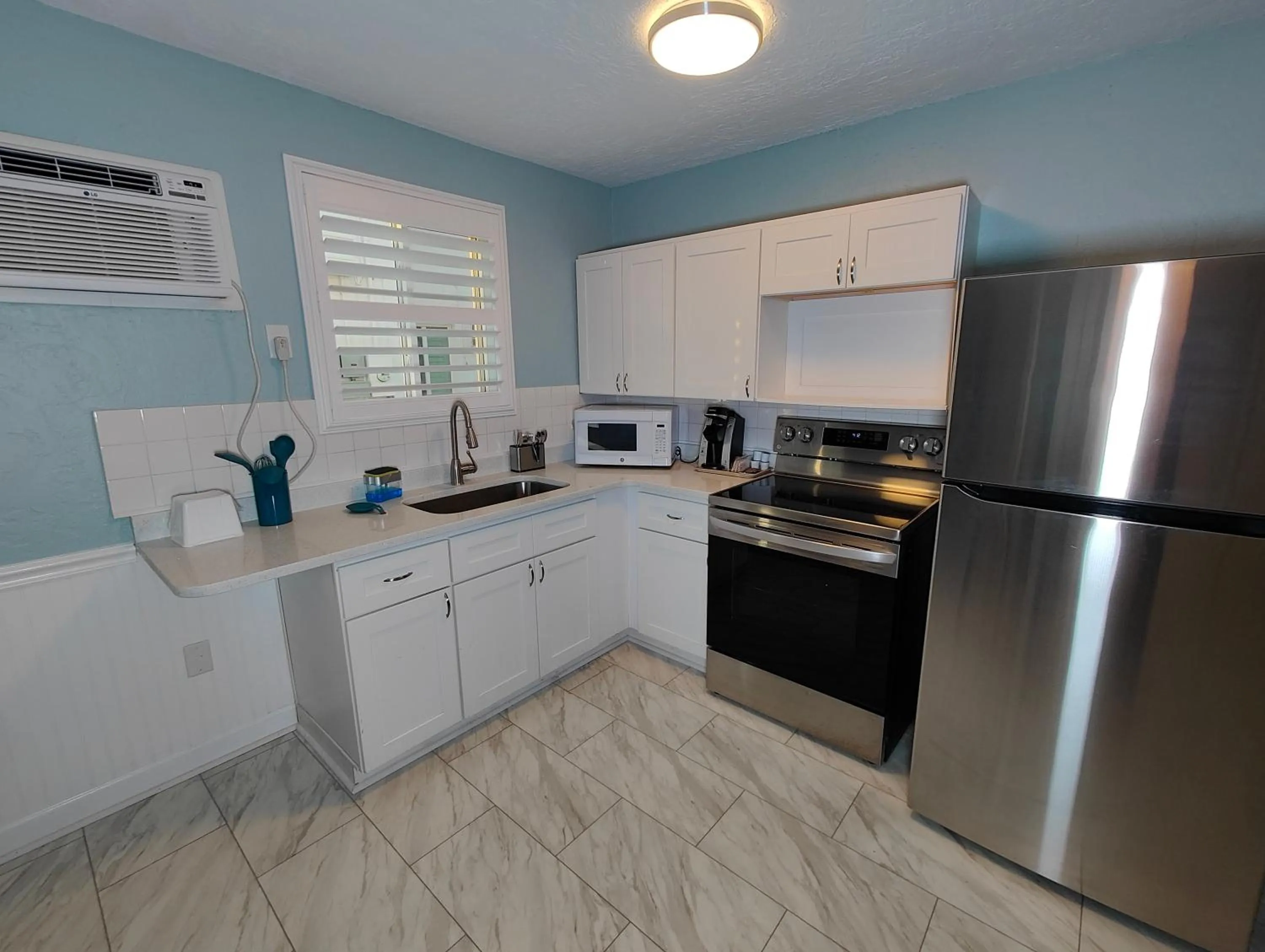 Kitchen or kitchenette in Tahitian Beach Resort