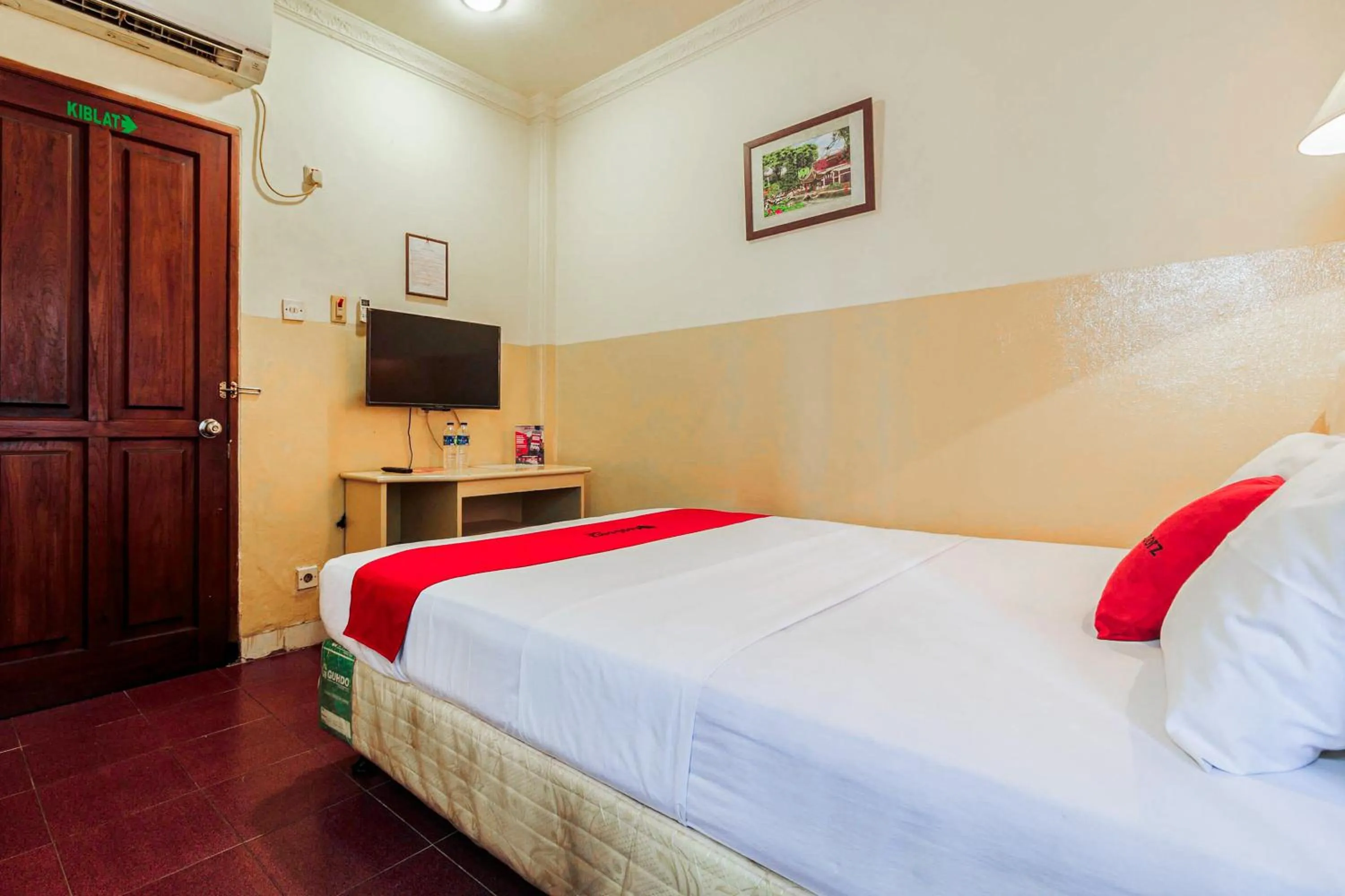 Bedroom, Bed in RedDoorz @ Jalan Jaksa