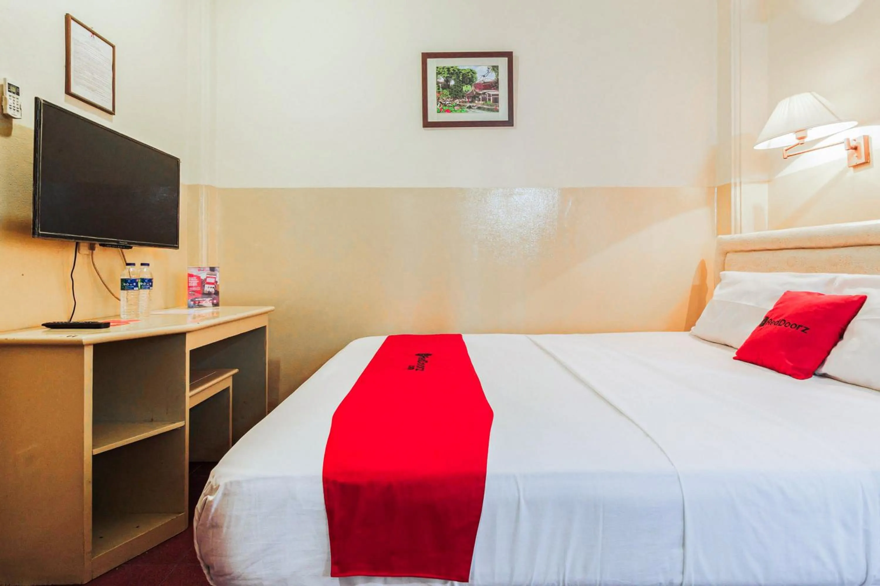 Bedroom, Bed in RedDoorz @ Jalan Jaksa