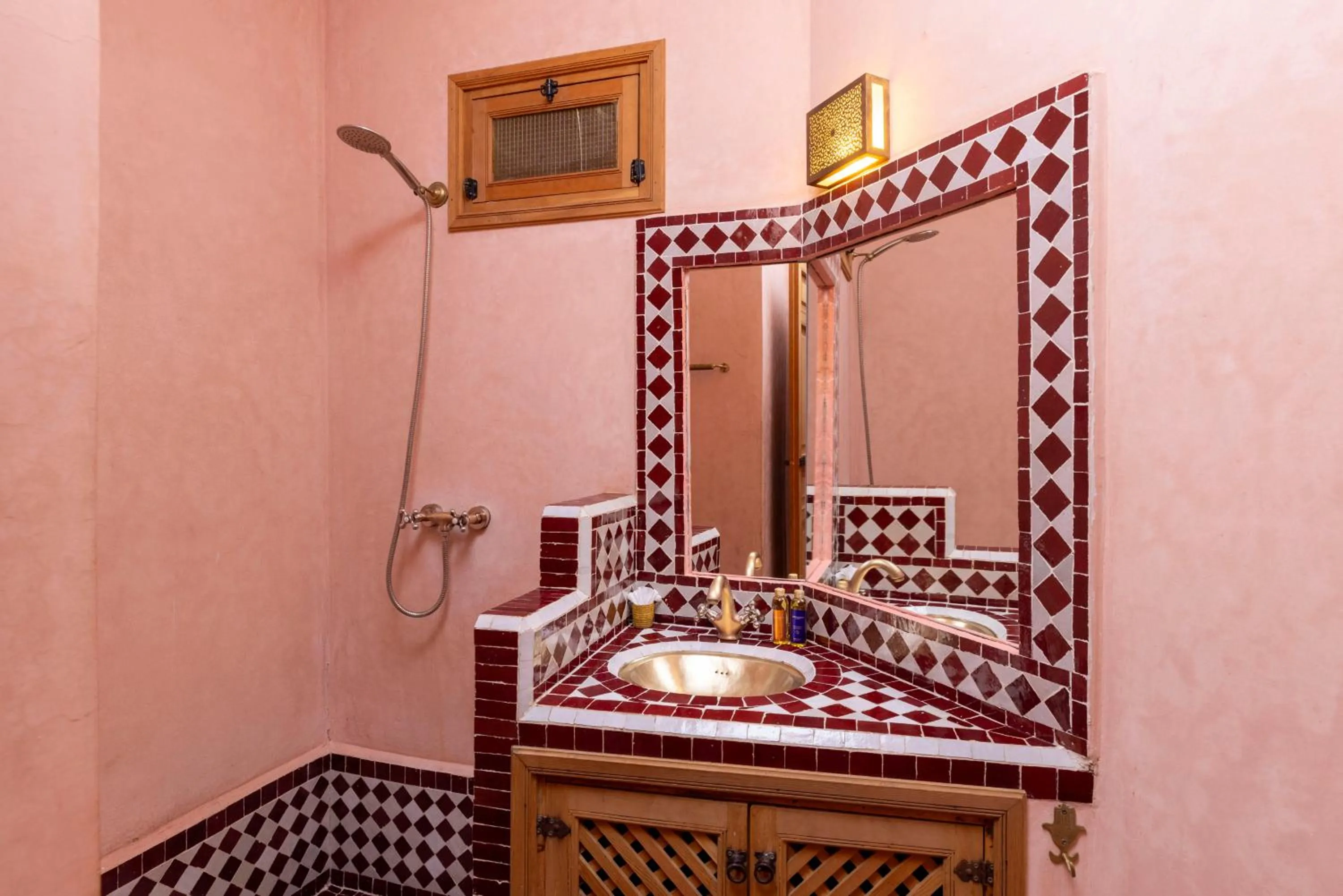 Bathroom, Bed in Riad Arbre Bleu