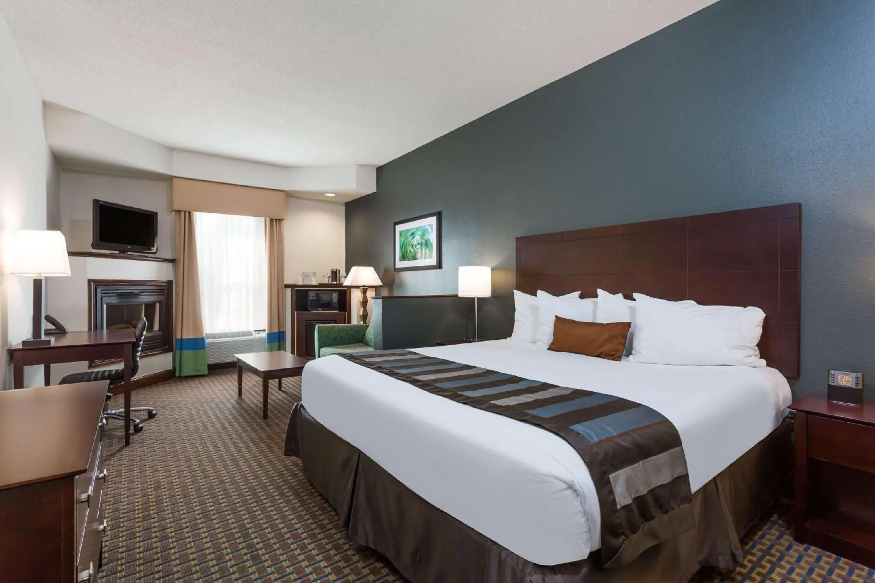 On site, Bed in Wingate by Wyndham High Point Greensboro Airport South