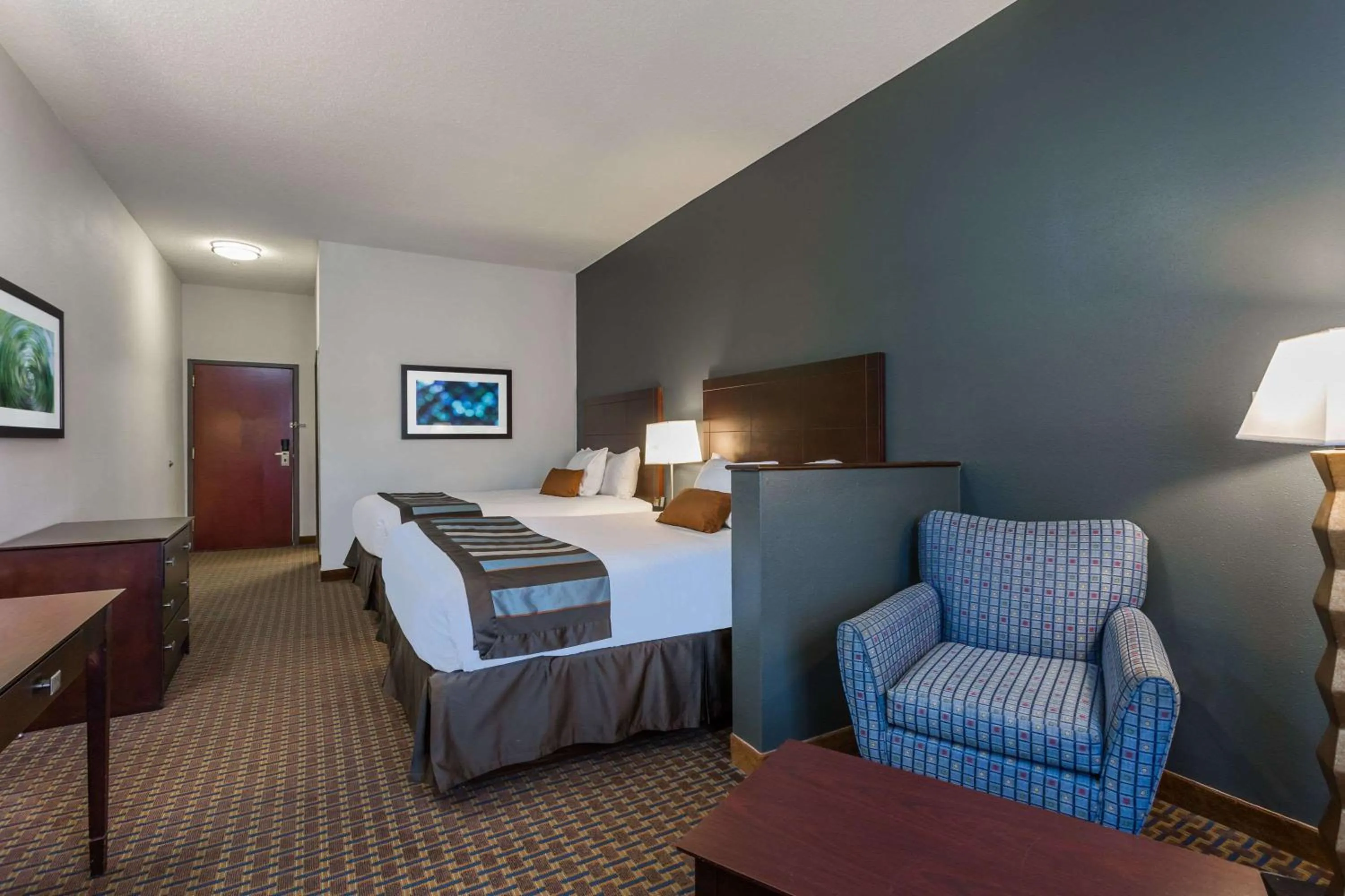 On site, Bed in Wingate by Wyndham High Point Greensboro Airport South