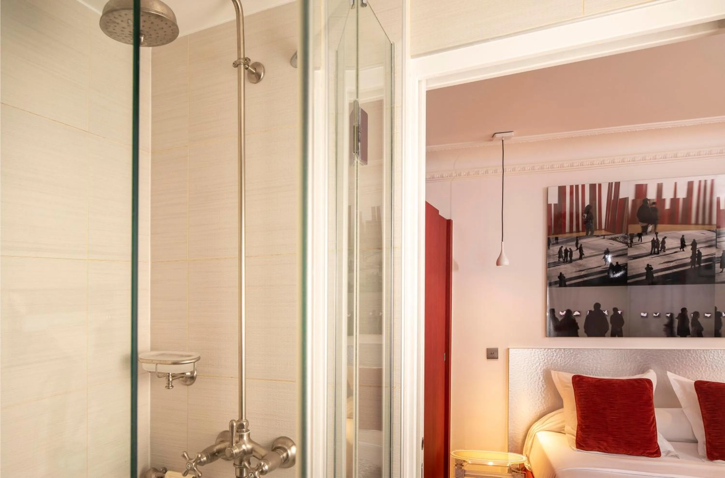 Shower in Hôtel du Levant