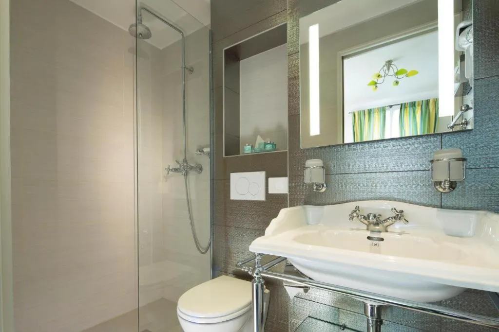 Bathroom in Hôtel du Levant