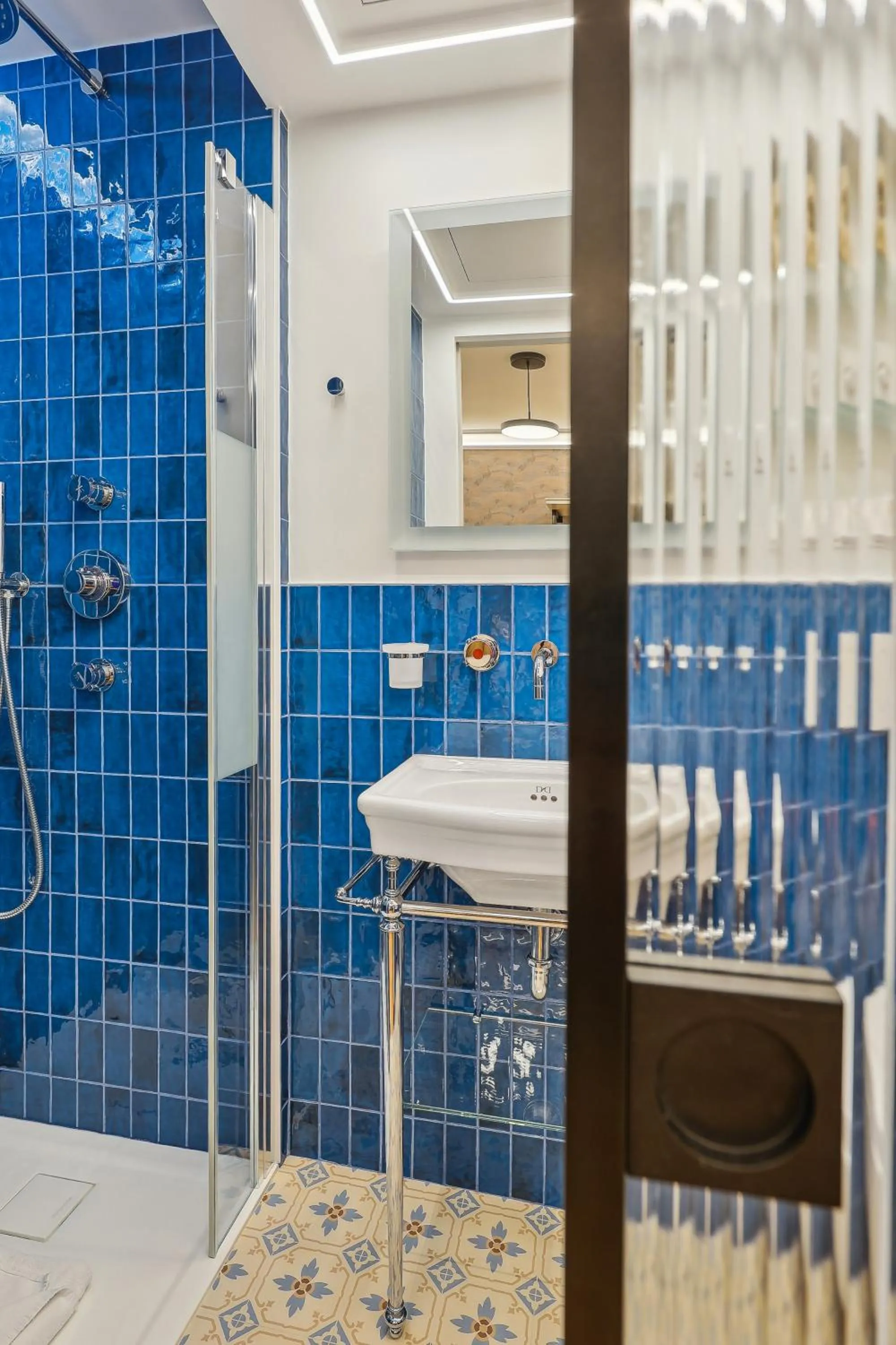 Shower in Hôtel du Levant