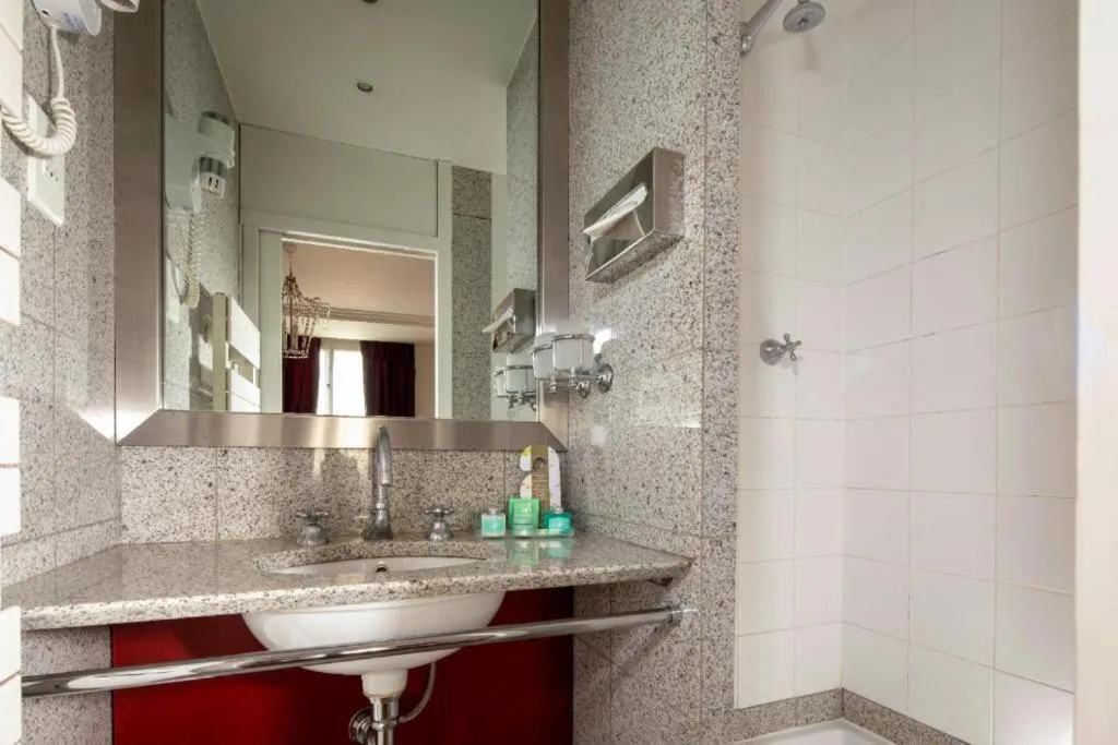 Bathroom in Hôtel du Levant