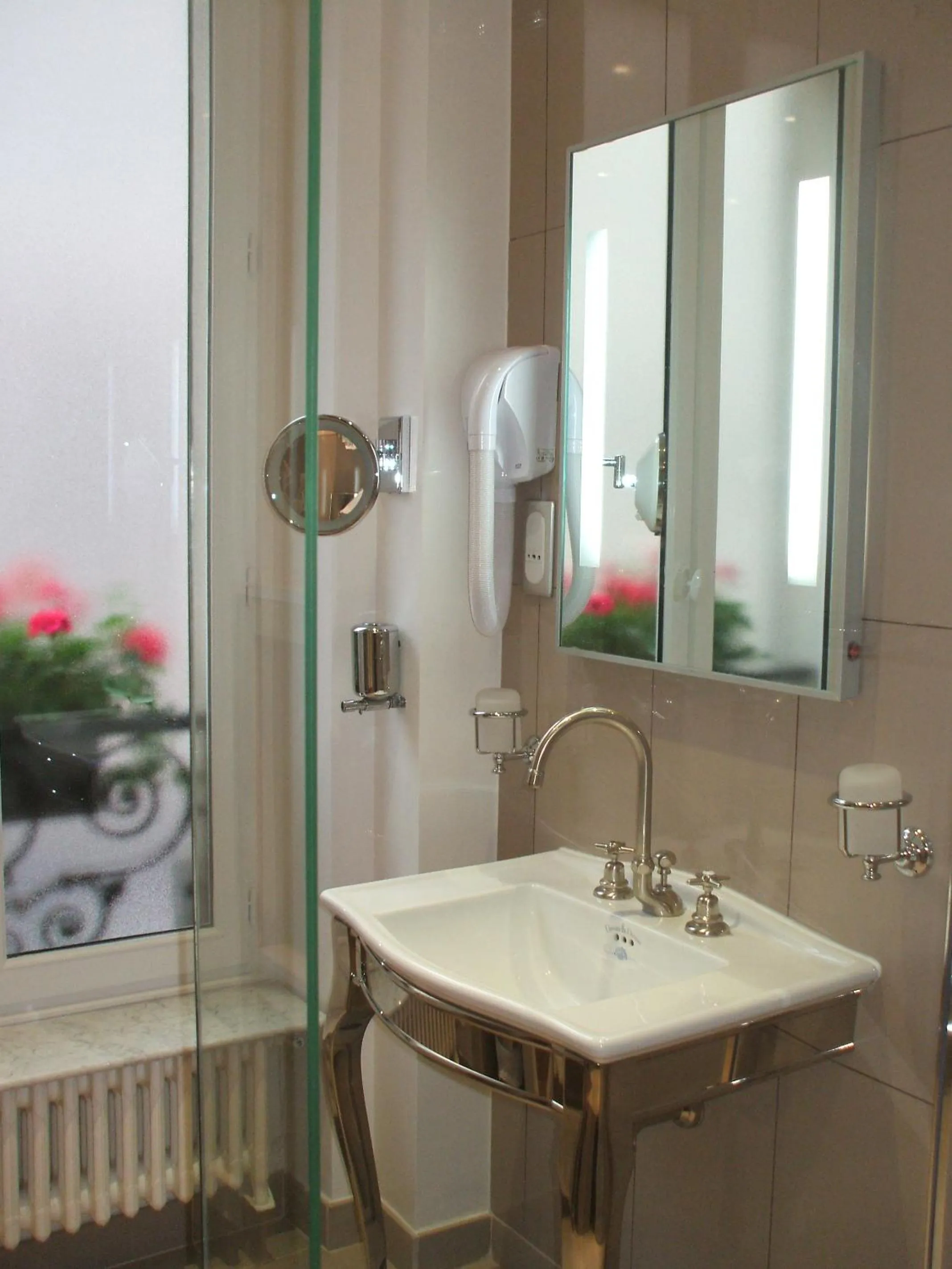 Bathroom in Hôtel du Levant