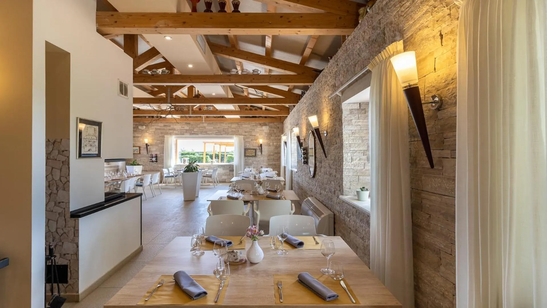 Restaurant/places to eat in VELANERA Hotel & Restaurant