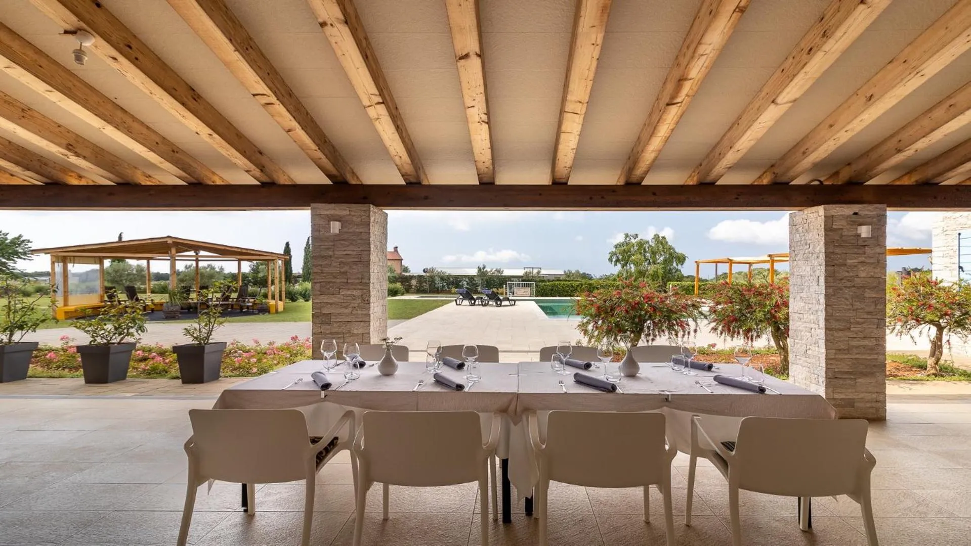 VELANERA Hotel & Restaurant