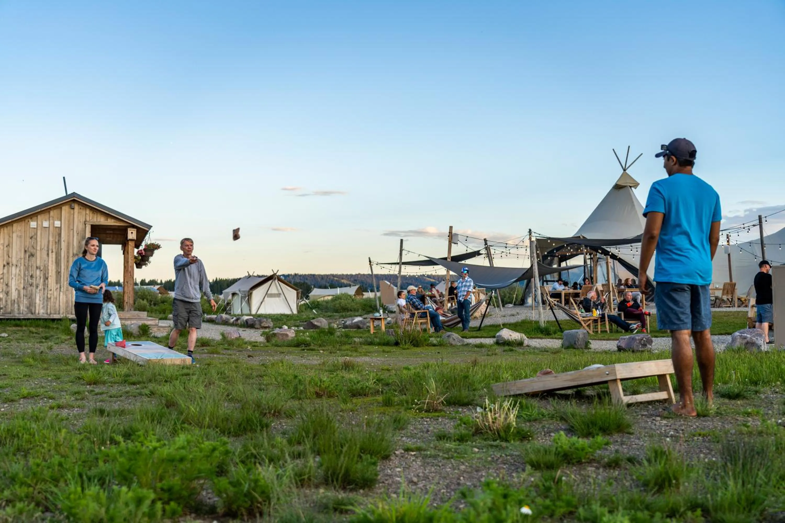 Lounge or bar in Under Canvas West Yellowstone