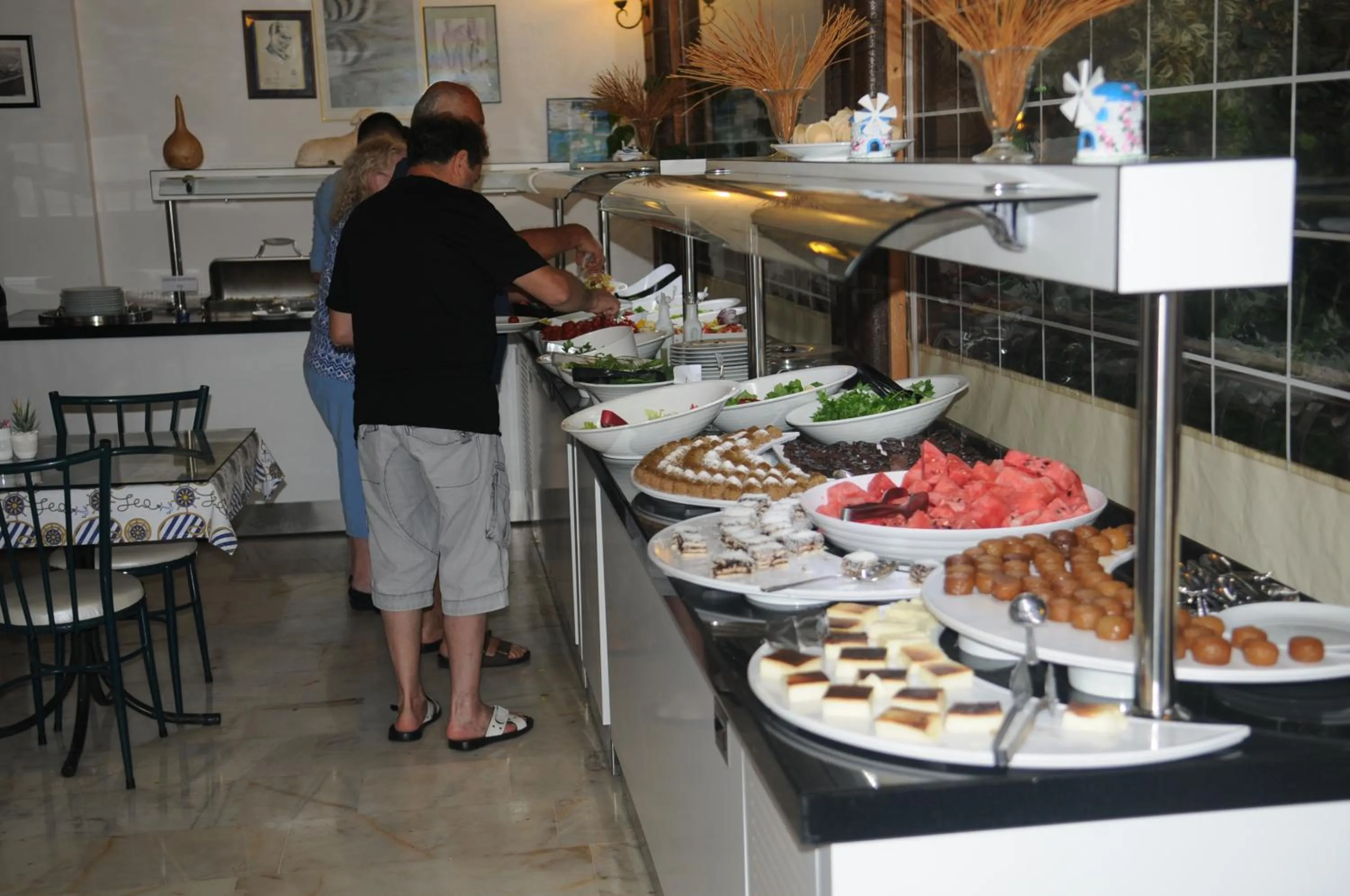 Restaurant/places to eat in Navy Hotel