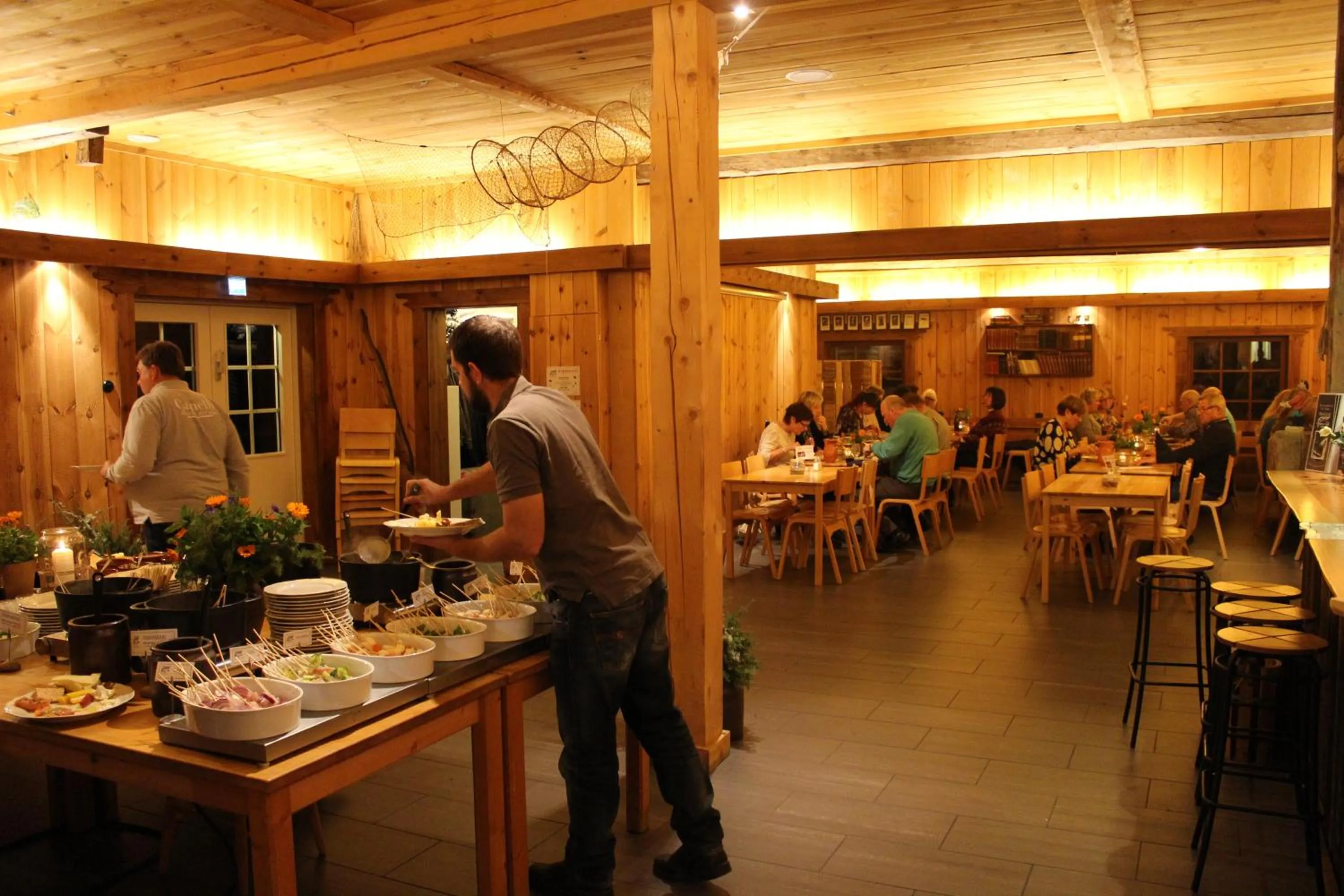 Restaurant/places to eat in Tiraholms hotell