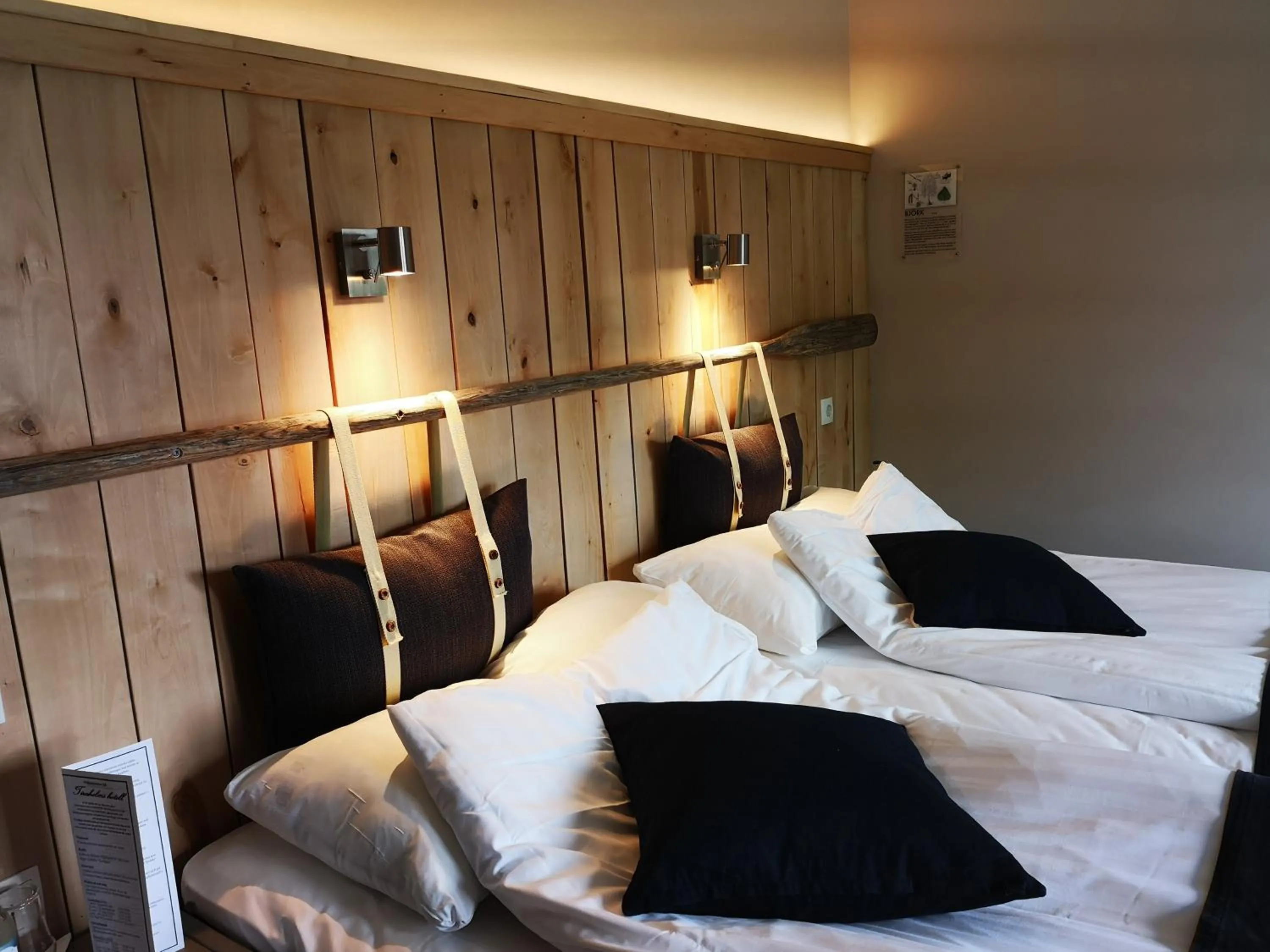 Bed in Tiraholms hotell