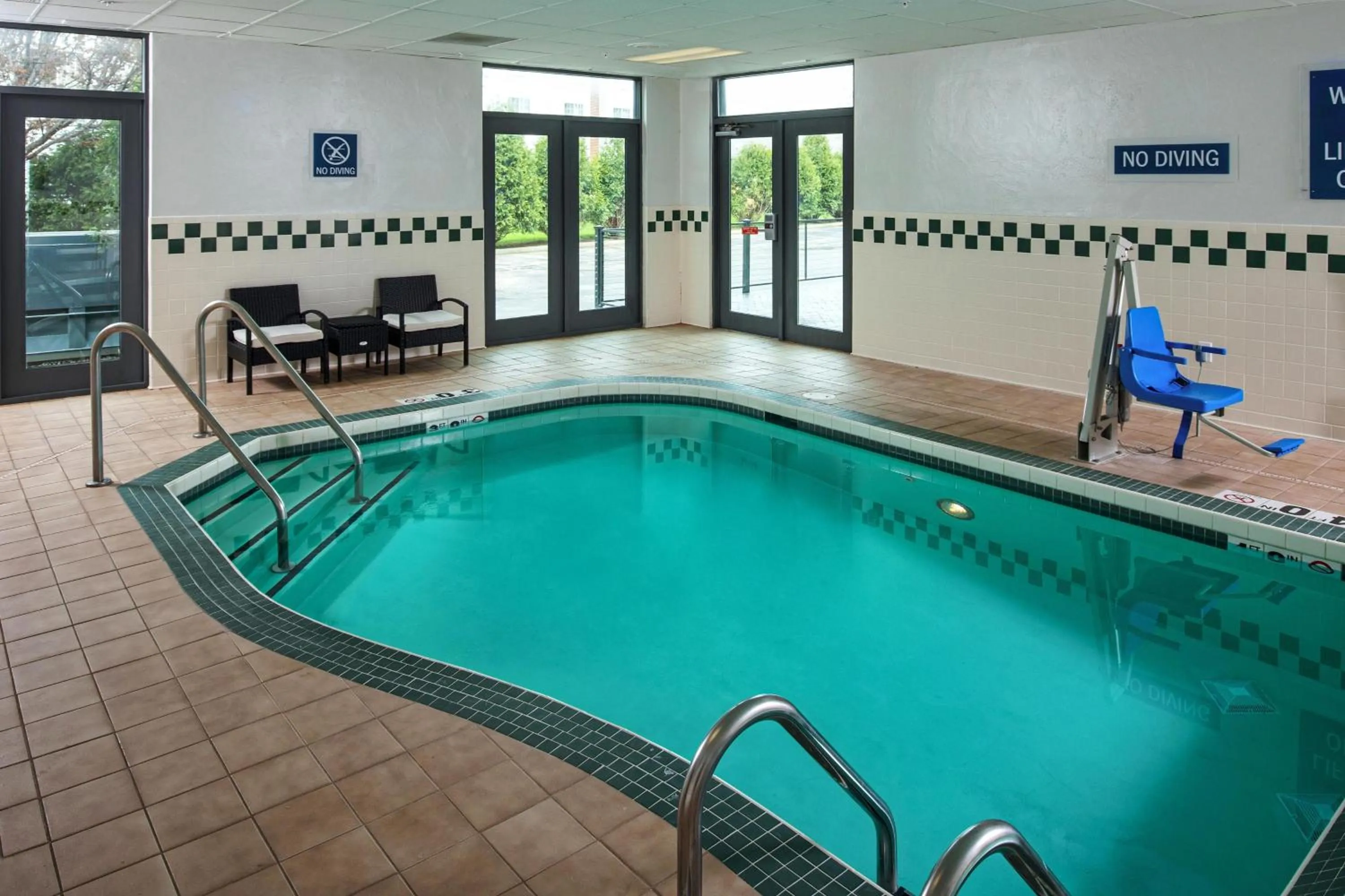 Swimming pool in Four Points by Sheraton Appleton