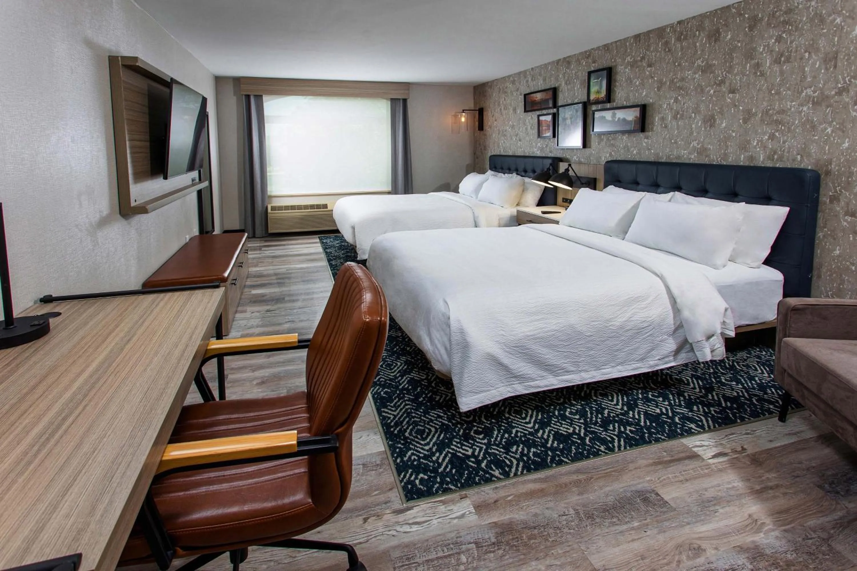 Photo of the whole room, Bed in Four Points by Sheraton Appleton