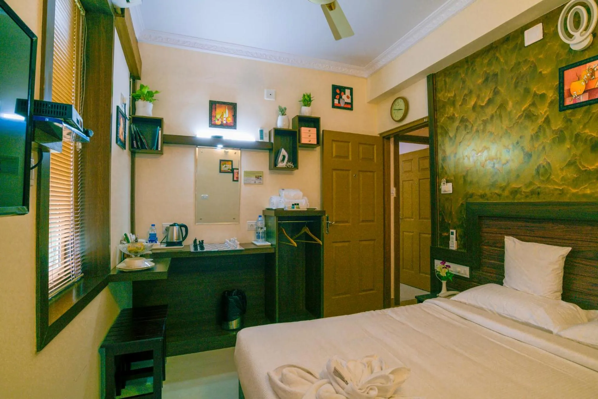 Coffee/tea facilities, Bed in Blue Bell Cochin Airport Hotel