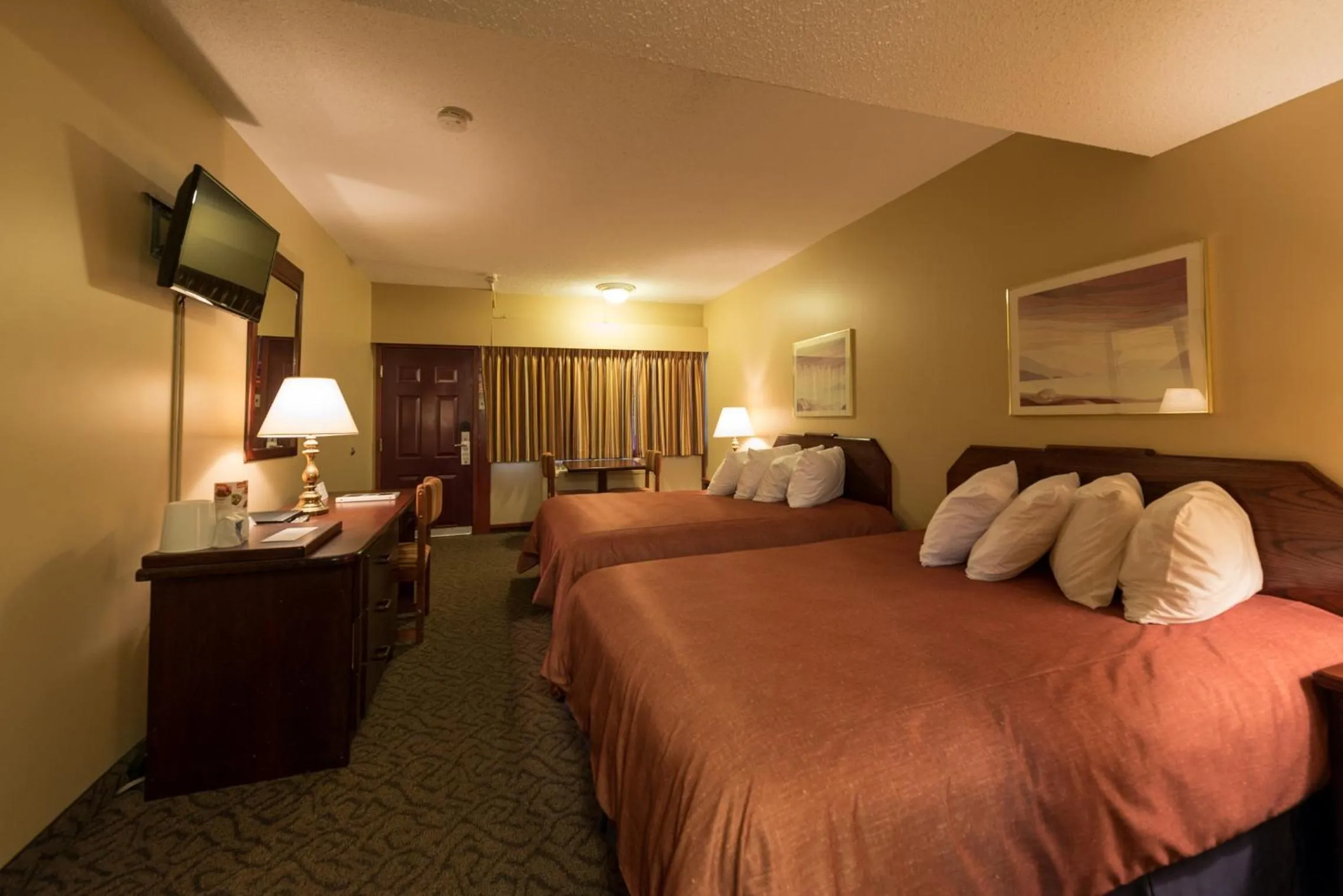 Photo of the whole room, Bed in Assiniboine Gordon Inn on the Park