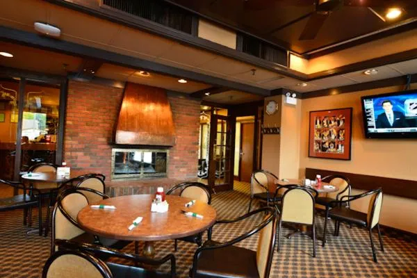 Lounge or bar in Assiniboine Gordon Inn on the Park