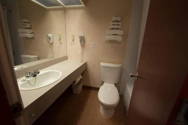 Toilet in Assiniboine Gordon Inn on the Park