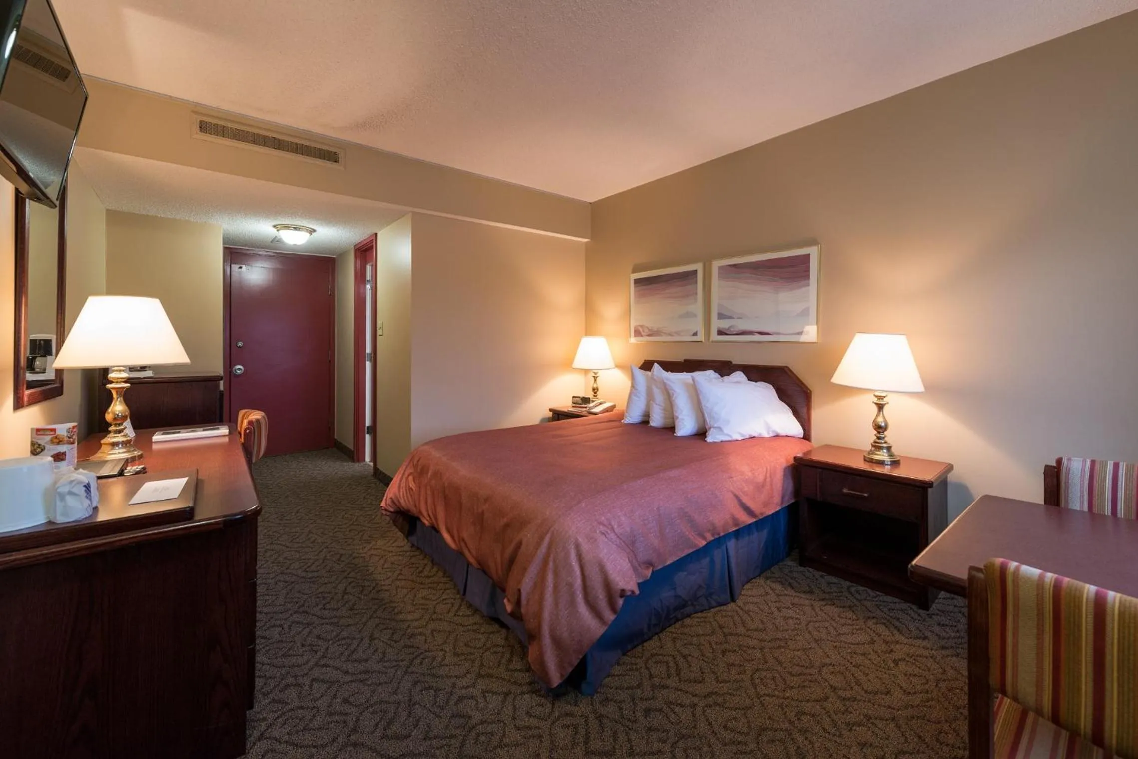 Photo of the whole room, Bed in Assiniboine Gordon Inn on the Park