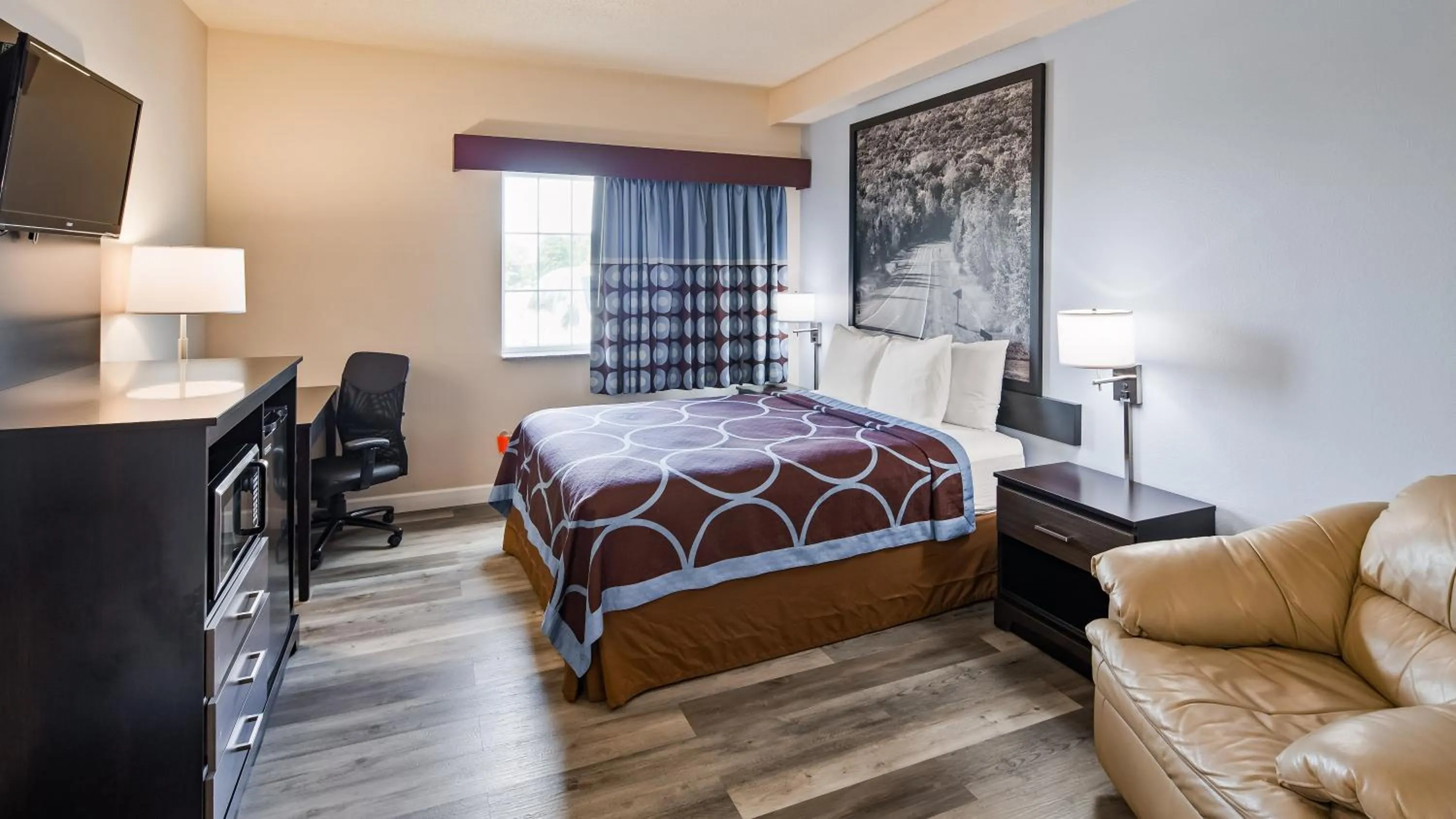 Photo of the whole room, Bed in Super 8 by Wyndham Neillsville WI