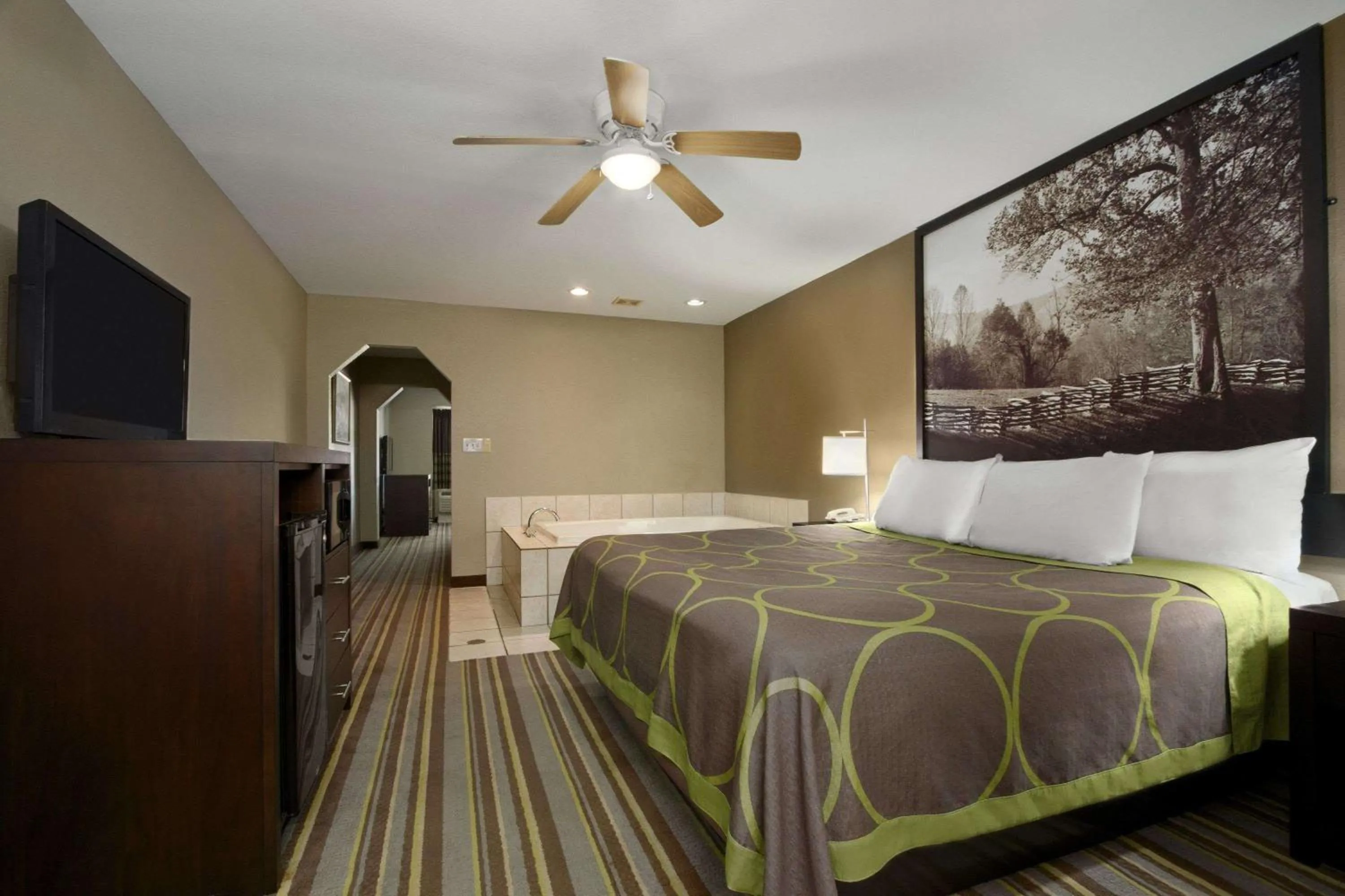 Photo of the whole room, Bed in Super 8 by Wyndham Tupelo Airport