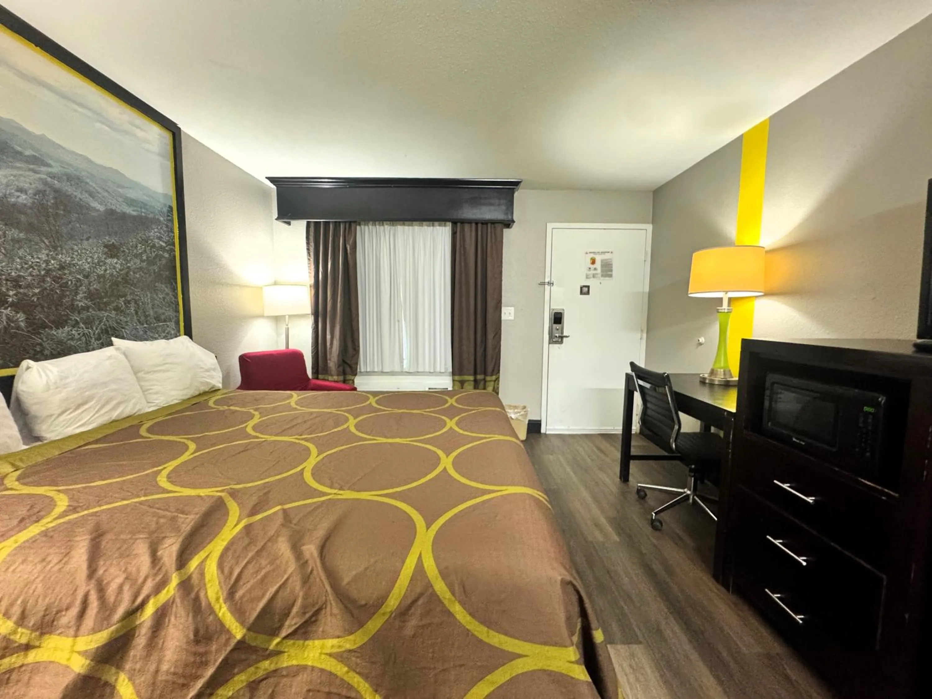 Photo of the whole room, Bed in Super 8 by Wyndham Tupelo Airport
